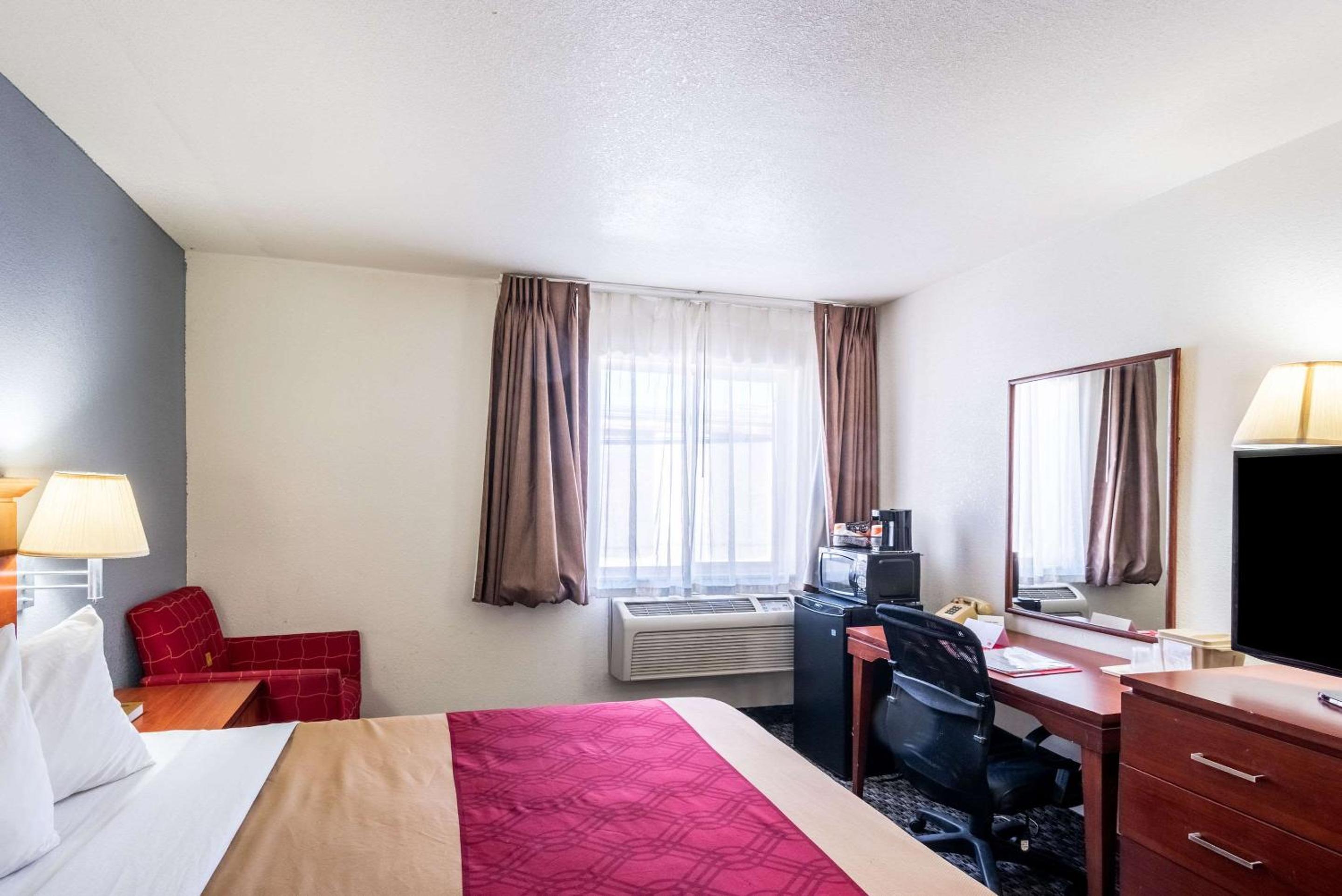 Queen Room - Accessible/Nonsmoking photo 2