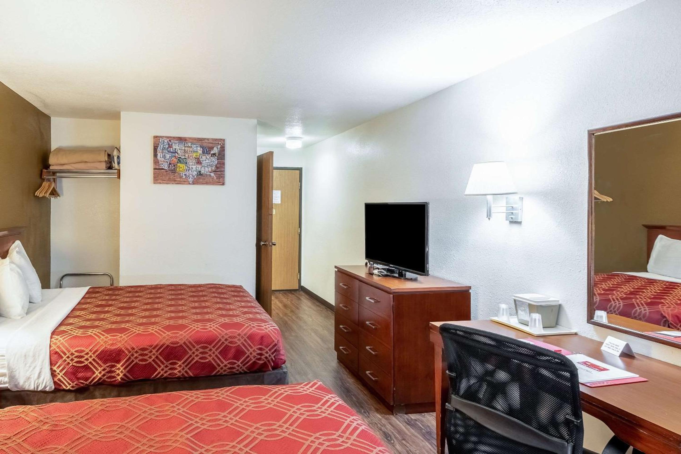 Queen Room With Two Queen Beds - Non-Smoking - Photo 2