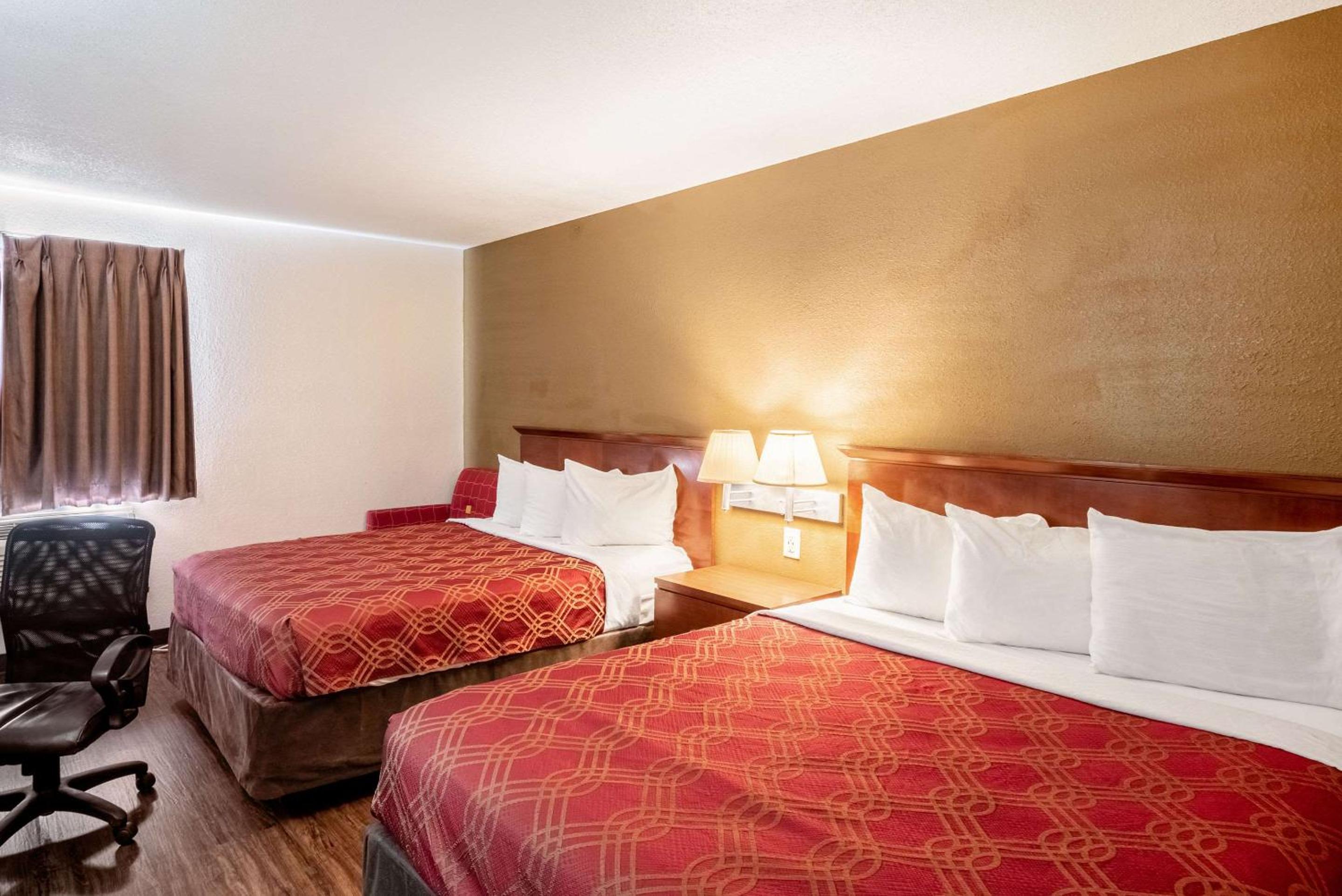 Queen Room With Two Queen Beds - Non-Smoking - Photo 5