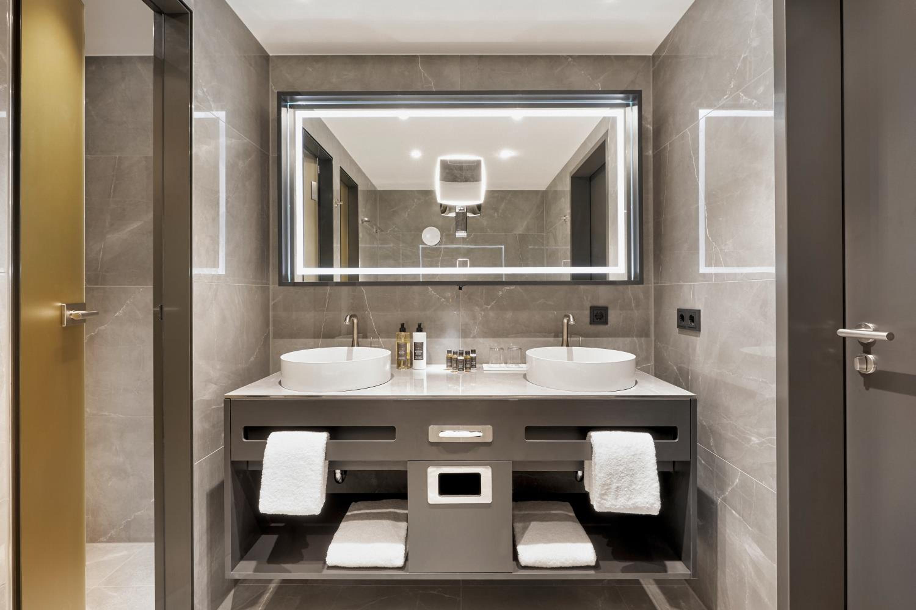 Suite - Photo 3