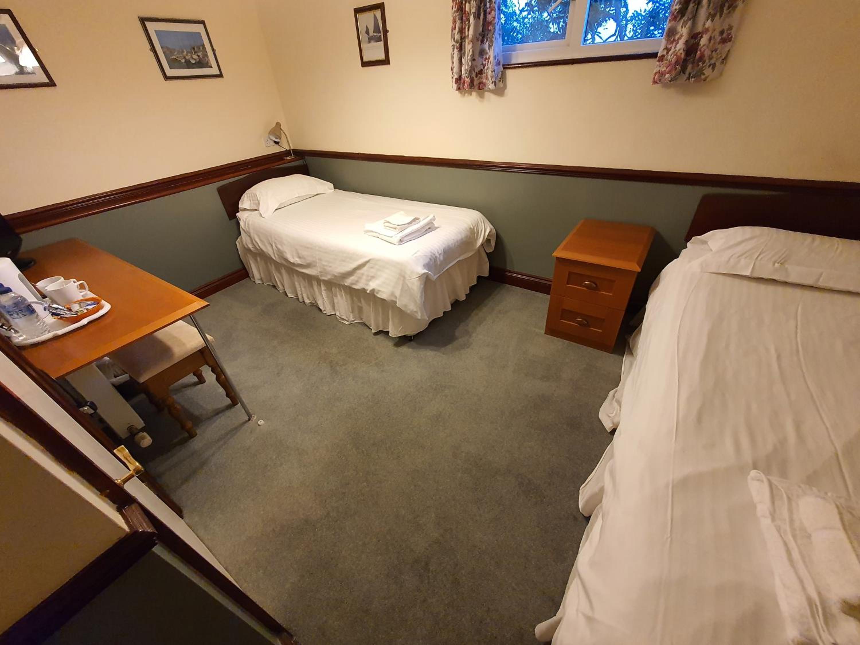 Twin Room with Private Bathroom - Photo 3