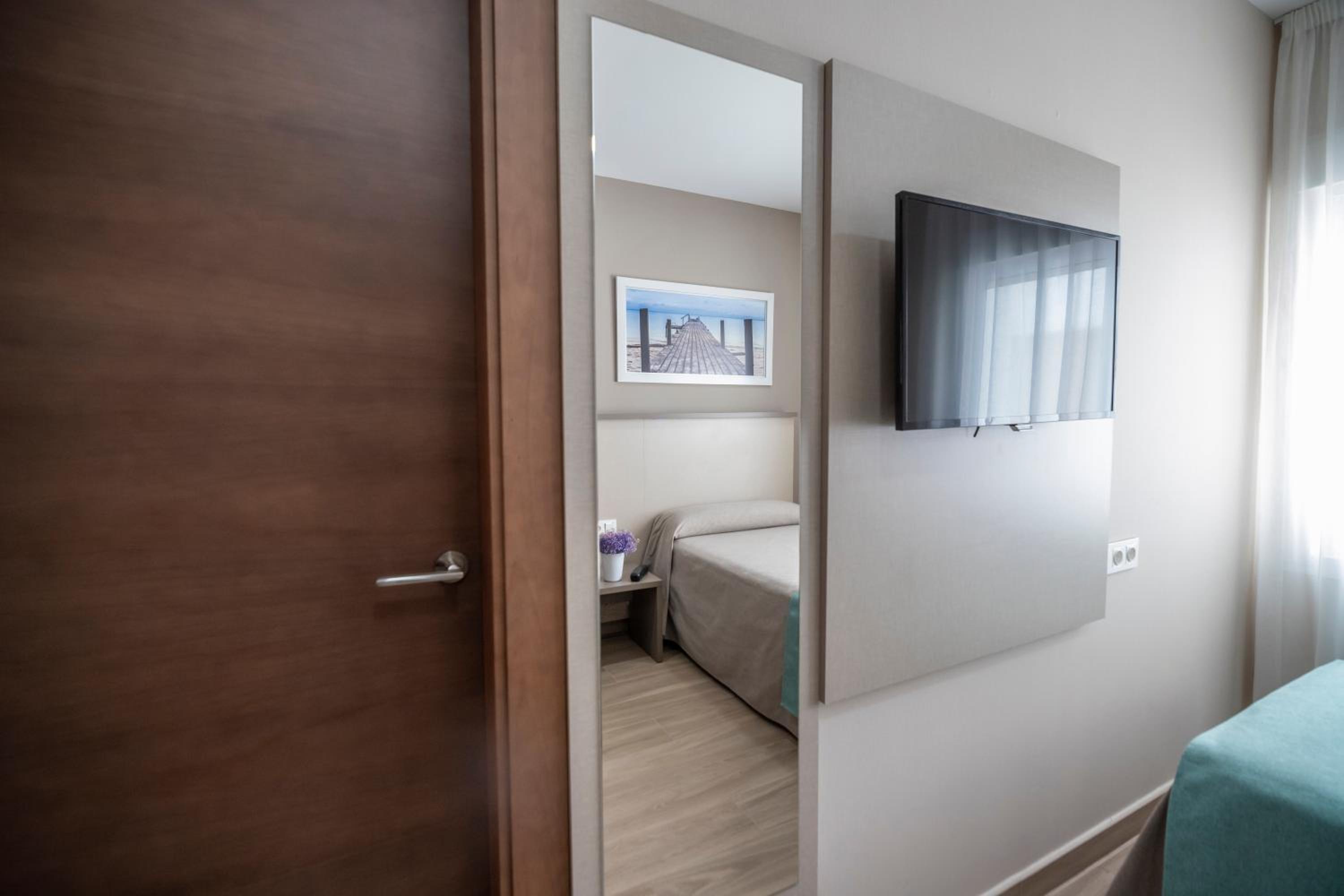 Deluxe Twin Room - Photo 2