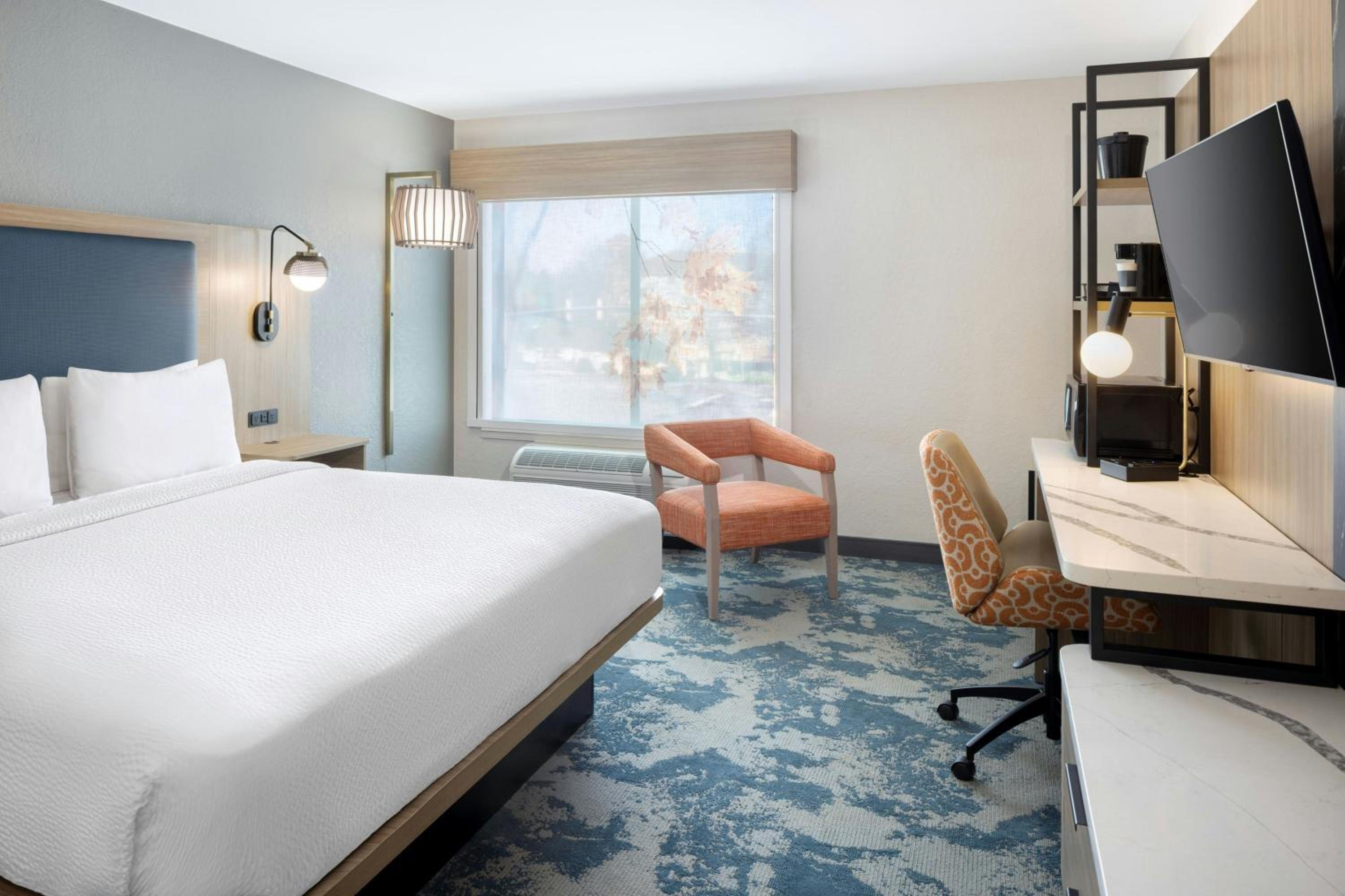 King Room with Roll-In Shower - Mobility Accessible