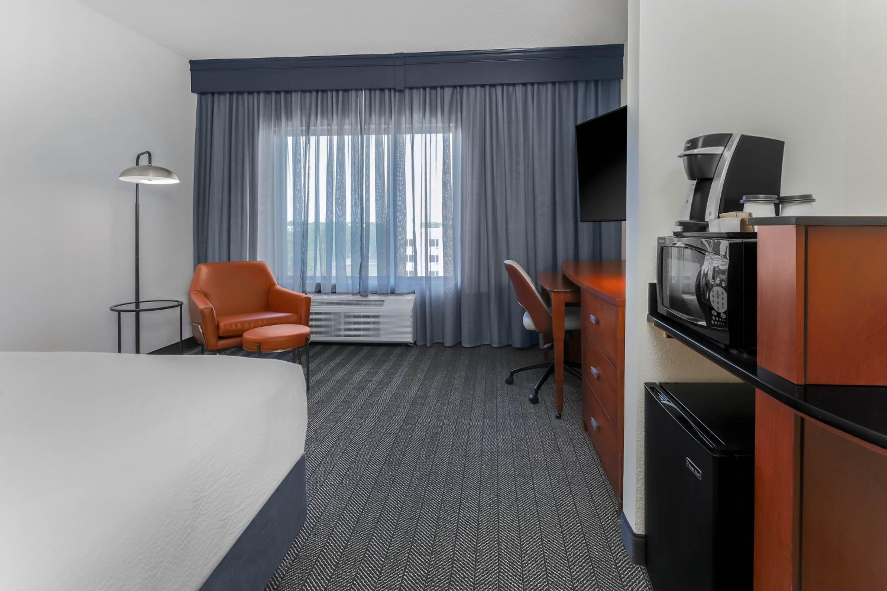 King Room with Roll-In Shower - Mobility Access/Hearing Accessible