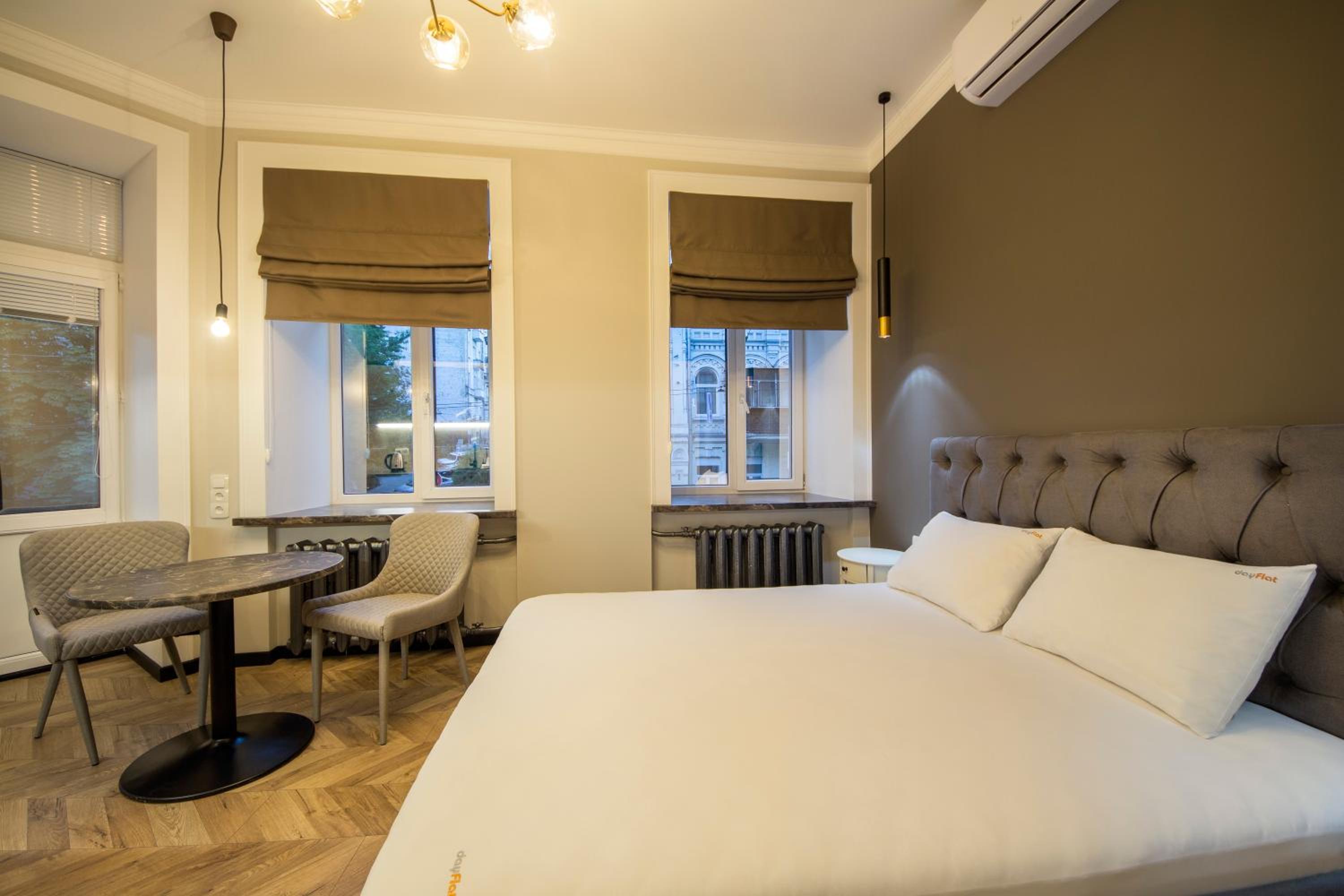 Deluxe Apartment with Balcony - Mala Zhytomyrska 18