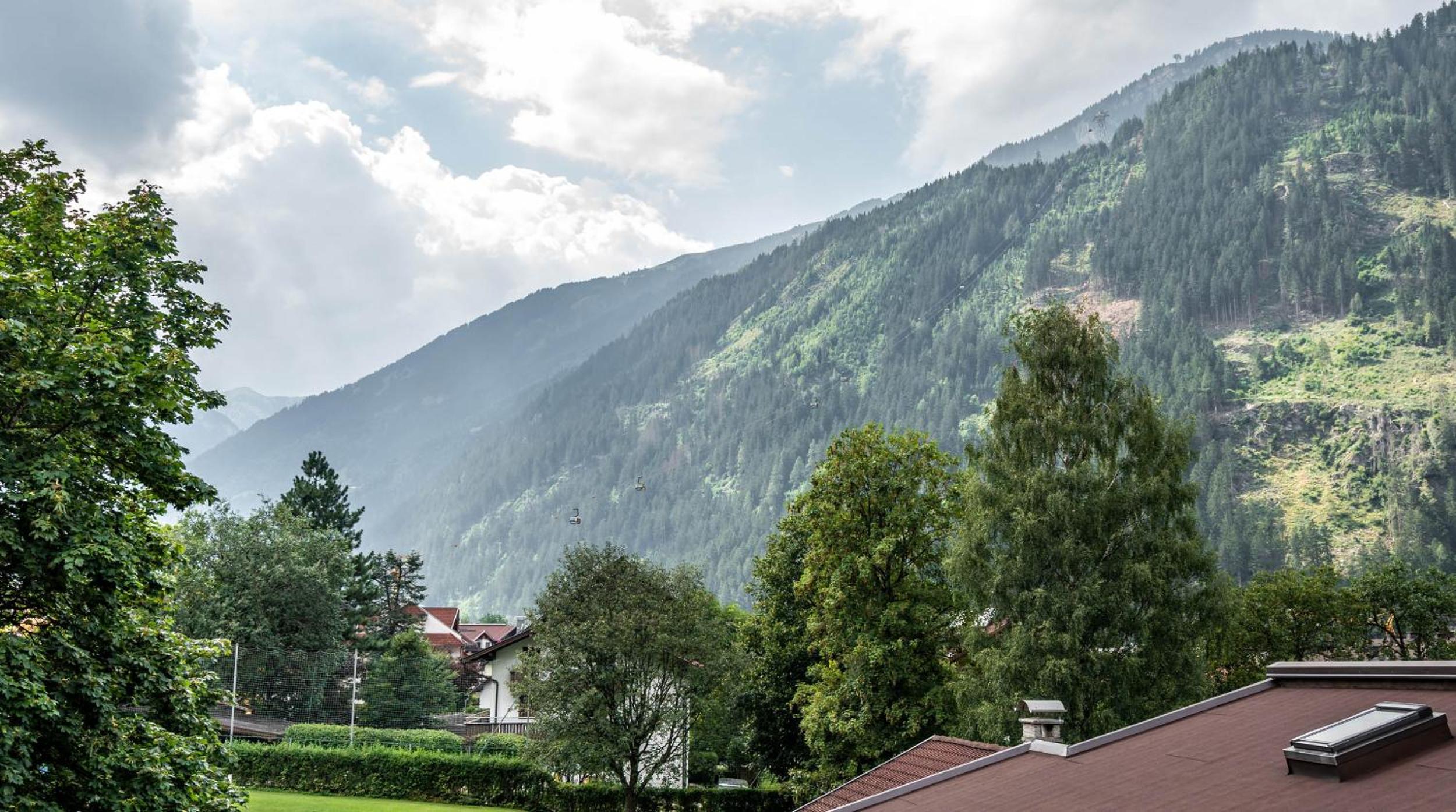 Apartment with Mountain View photo 2