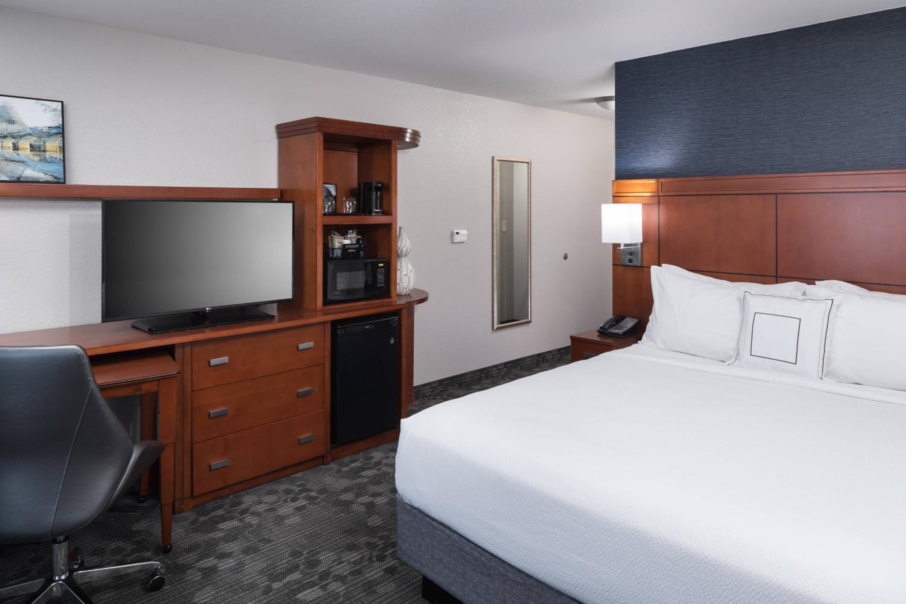 King Room with Bathtub - Mobility Access/Hearing Accessible