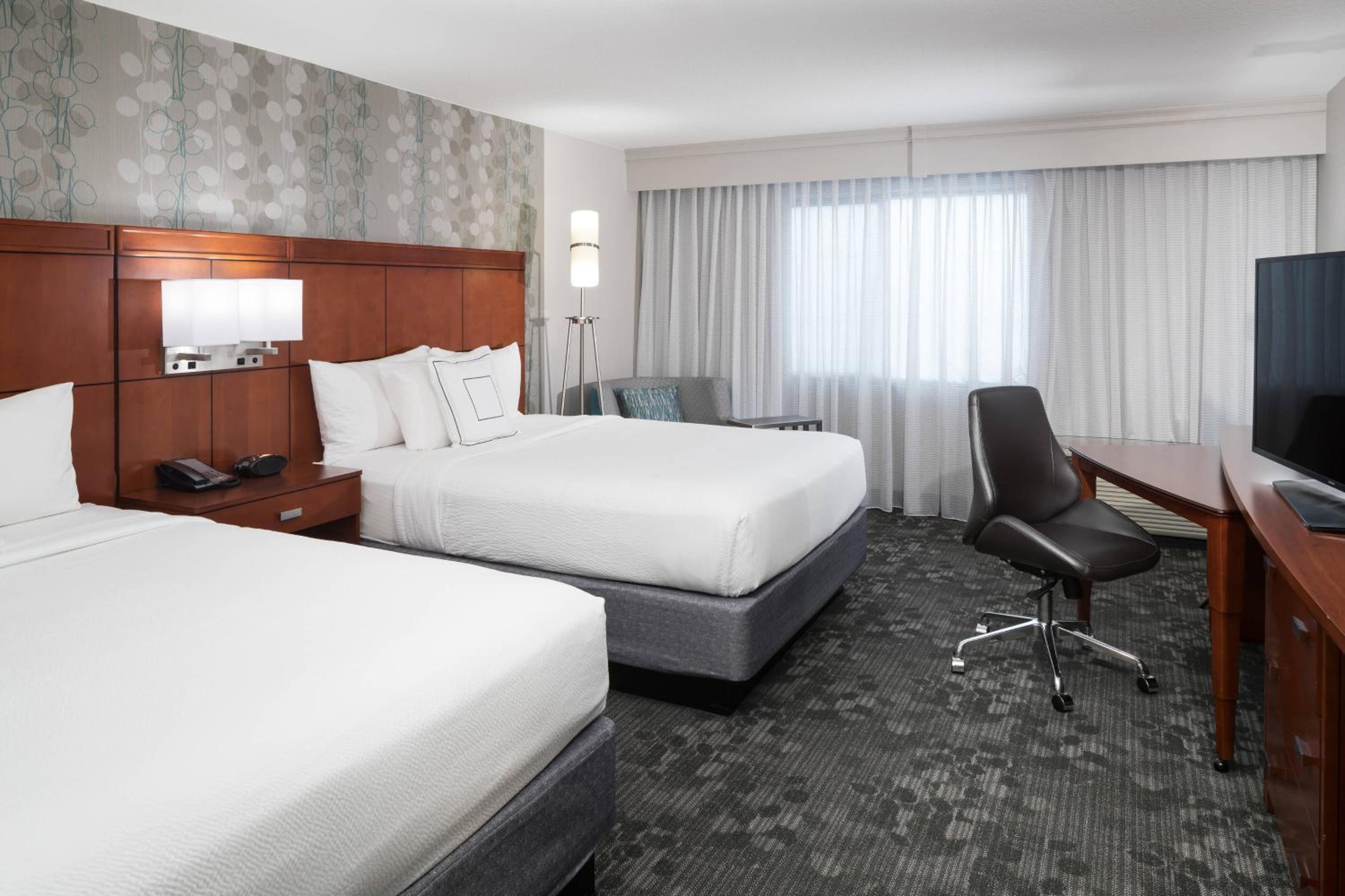 Queen Room with Two Queen Beds and Bathtub - Mobility Access
