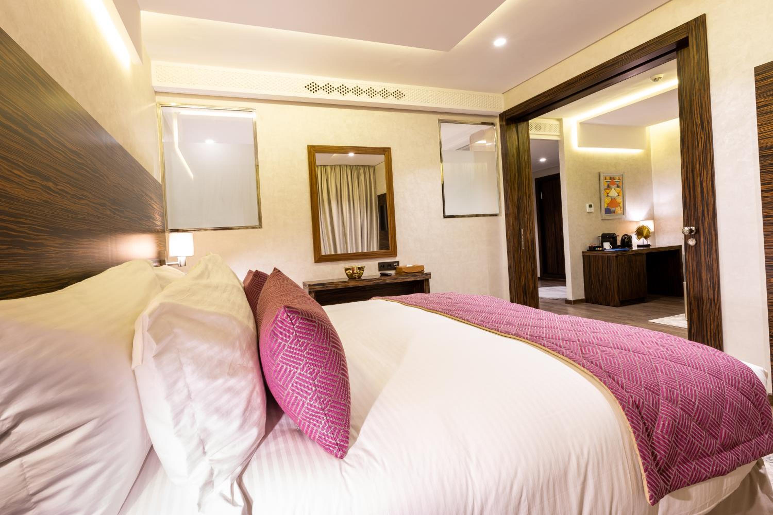 Deluxe King Suite - Photo 15