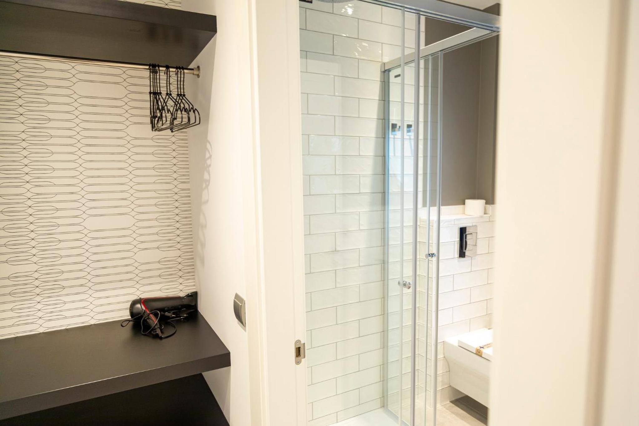 Twin Room with Private Bathroom photo 3