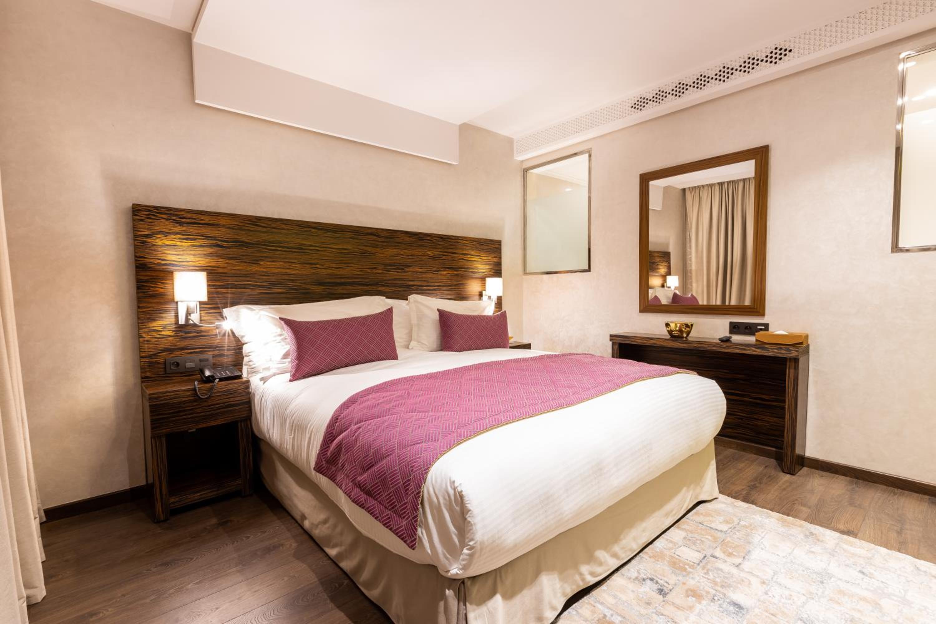 Deluxe King Suite - Photo 9