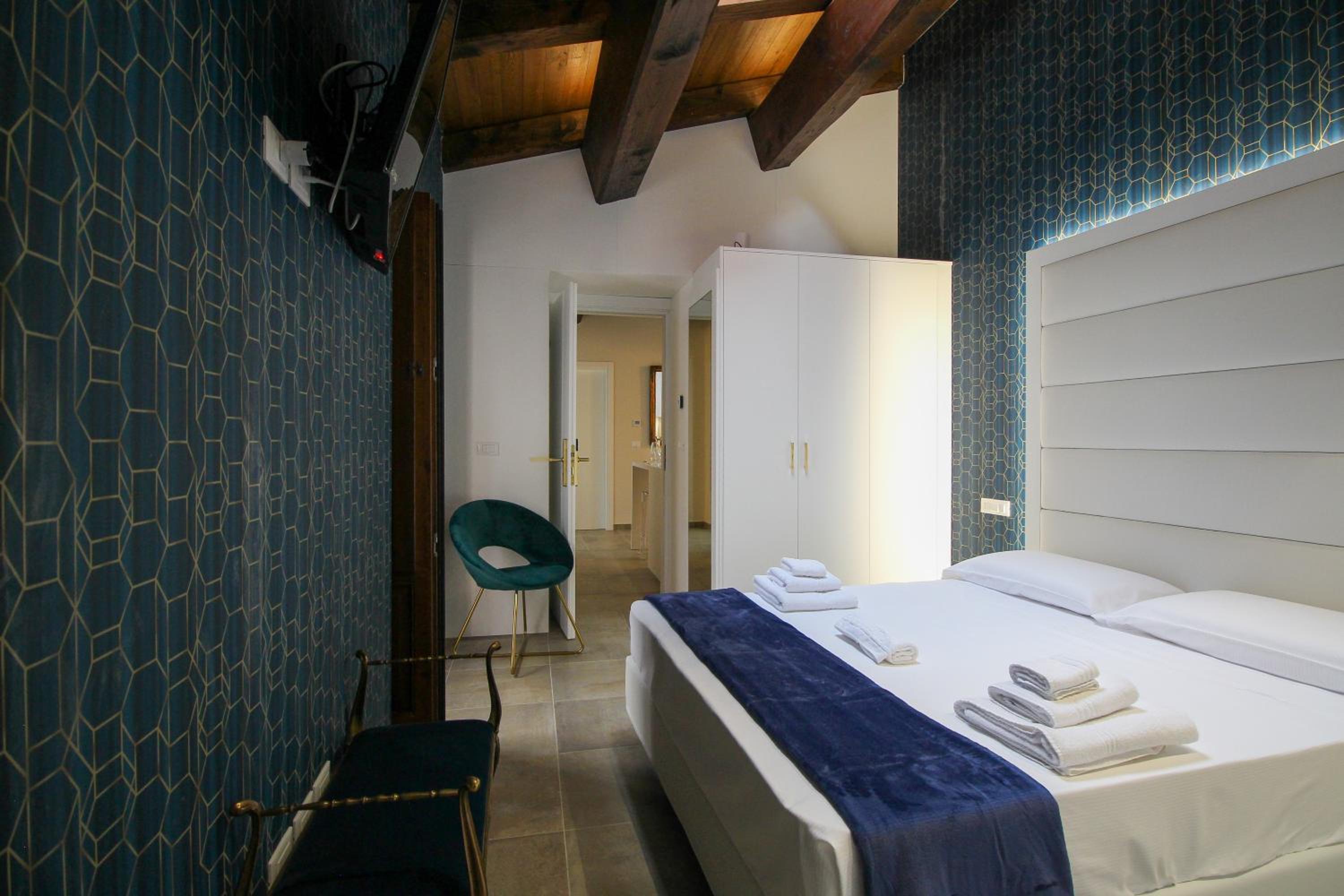 Deluxe King Room - Photo 1
