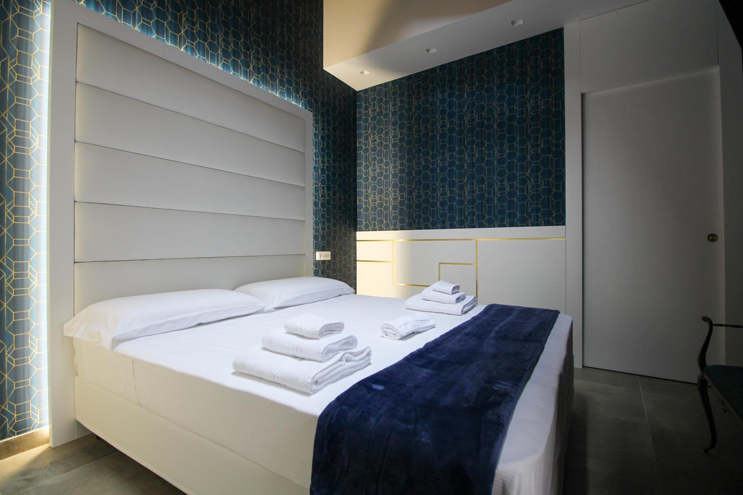Deluxe King Room - Photo 5