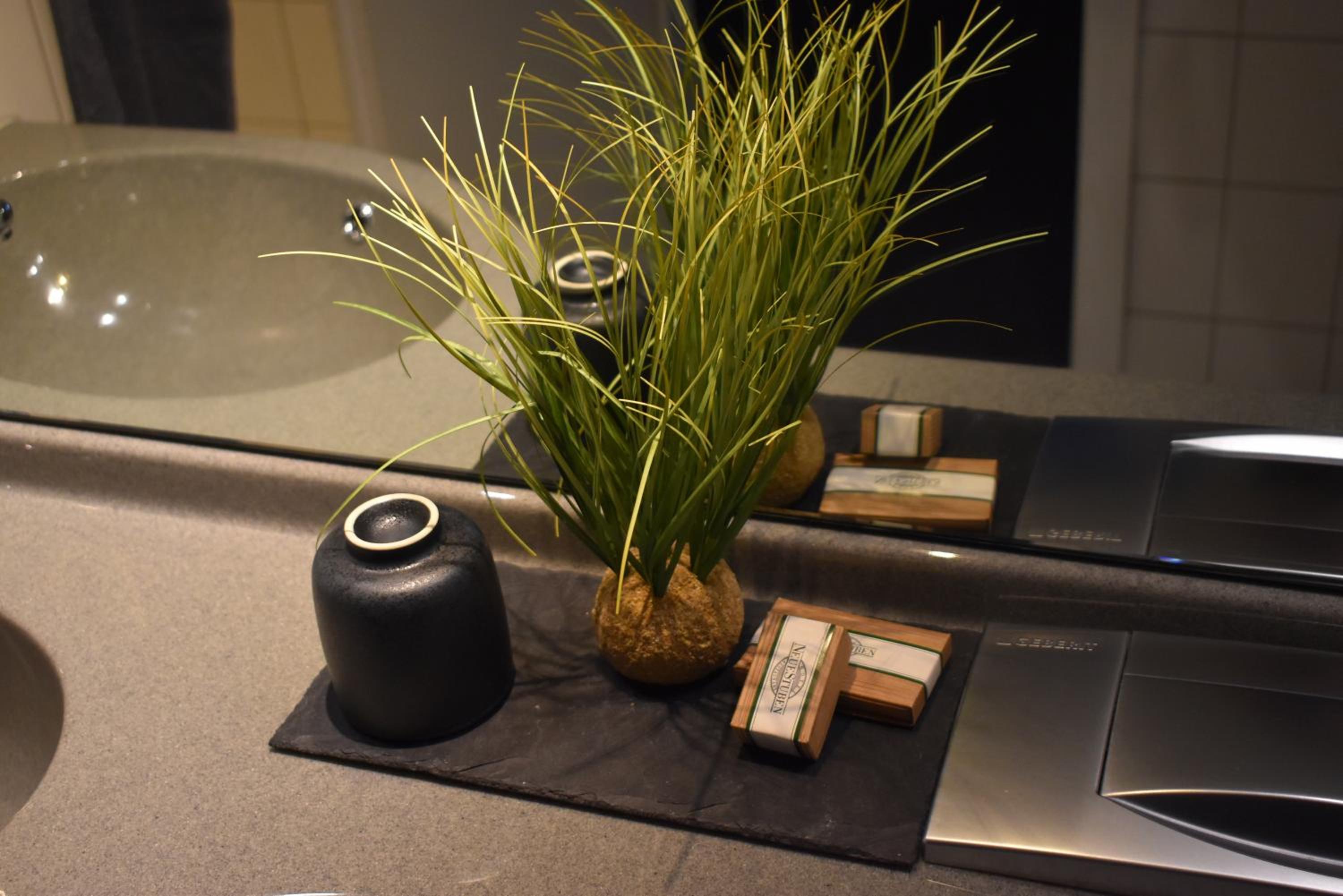 Deluxe Double Room (2 Adults + 1 Child) - Photo 6