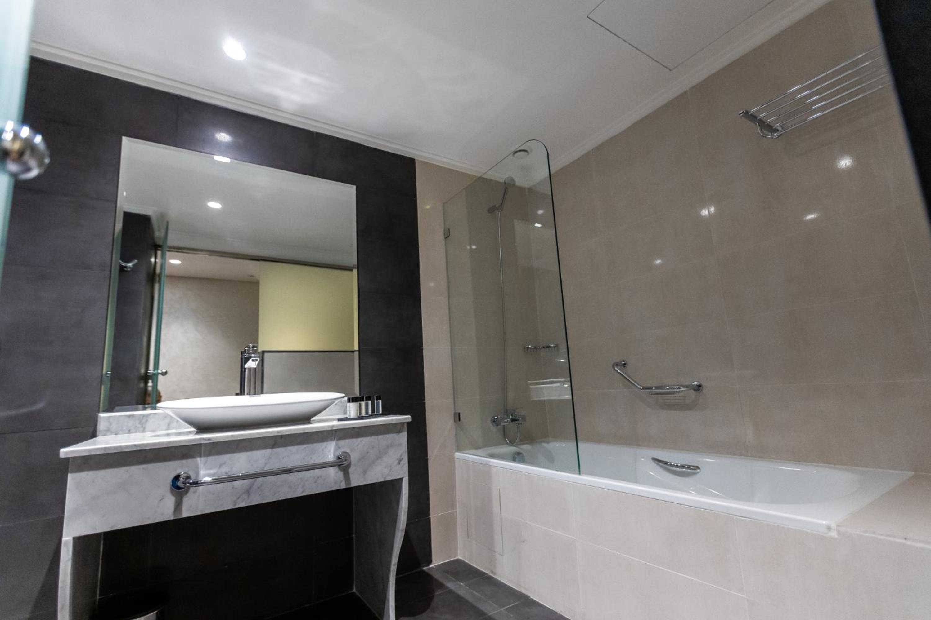 Deluxe Room - Photo 10