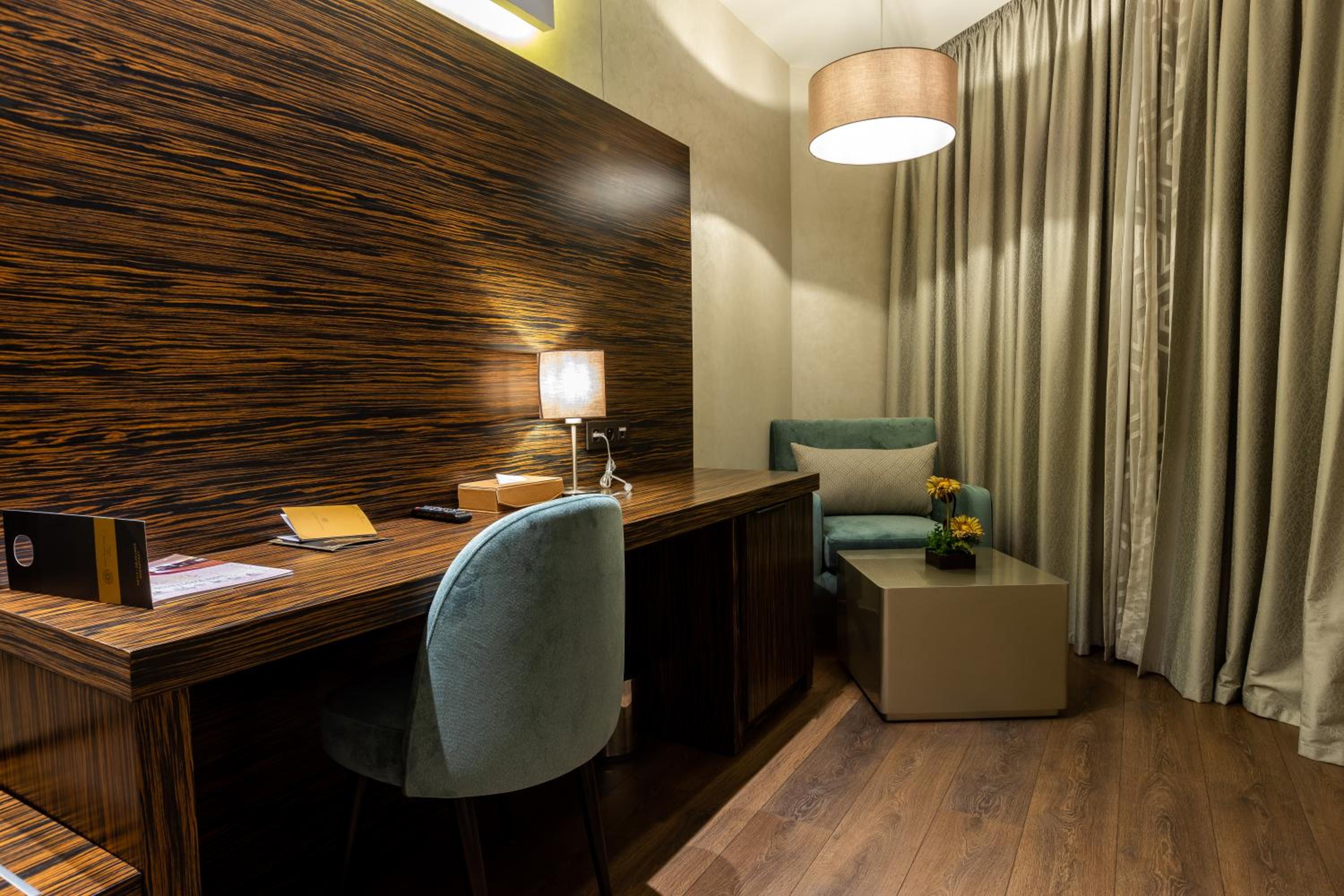 Deluxe Room - Photo 9