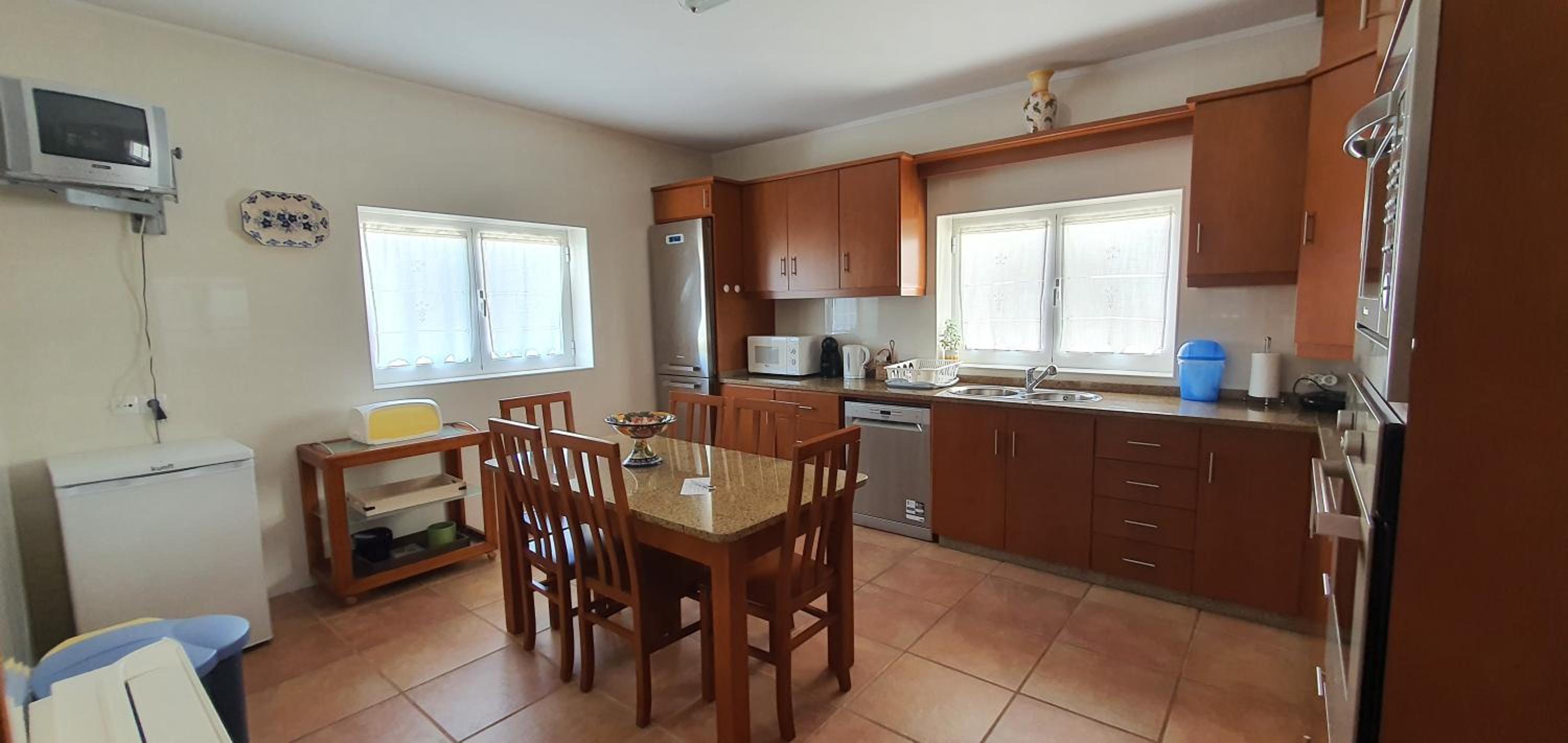 Six-Bedroom House - Photo 4