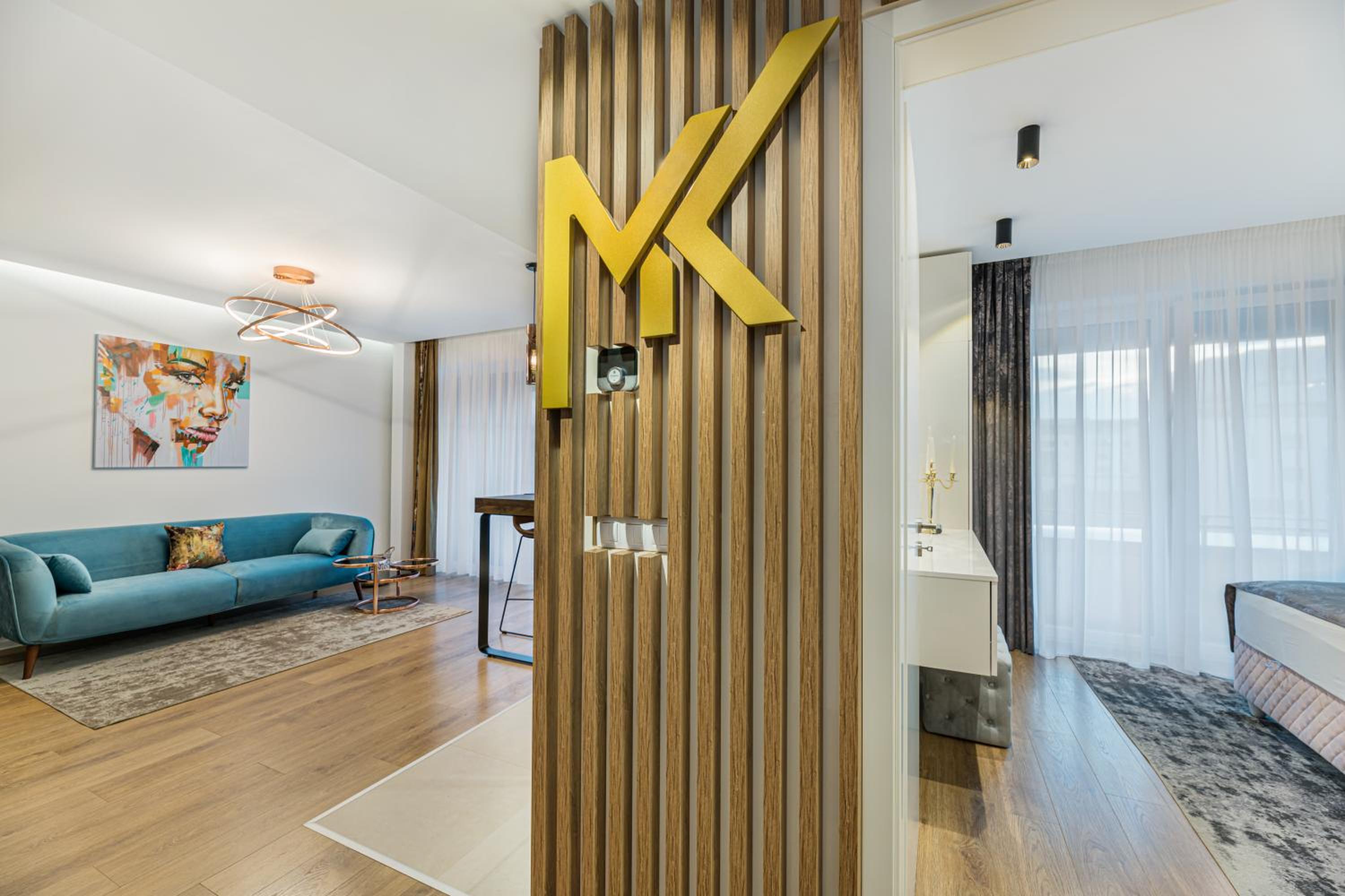 Business Studio with Balcony - Photo 3