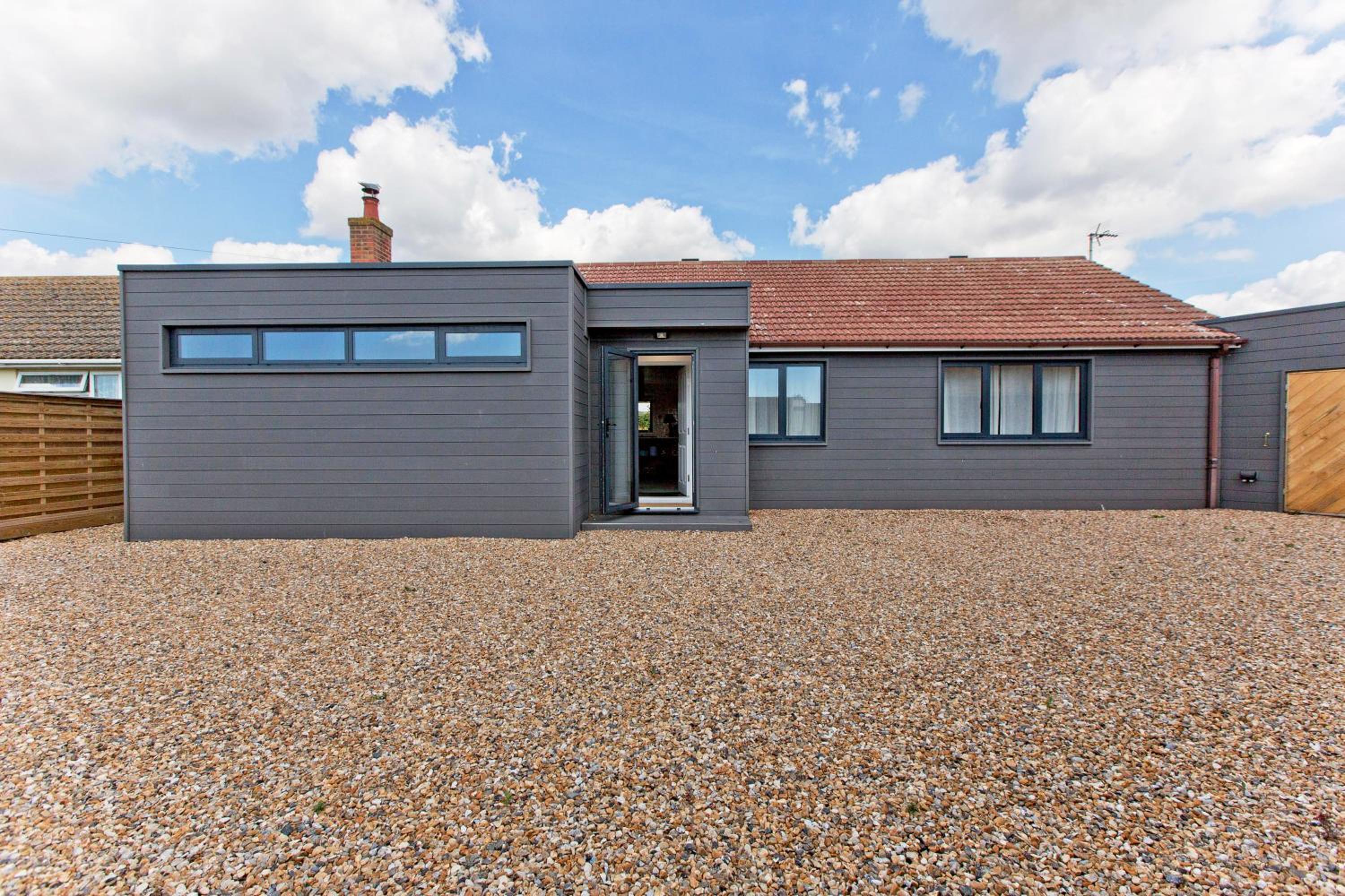 Three-Bedroom House photo 3