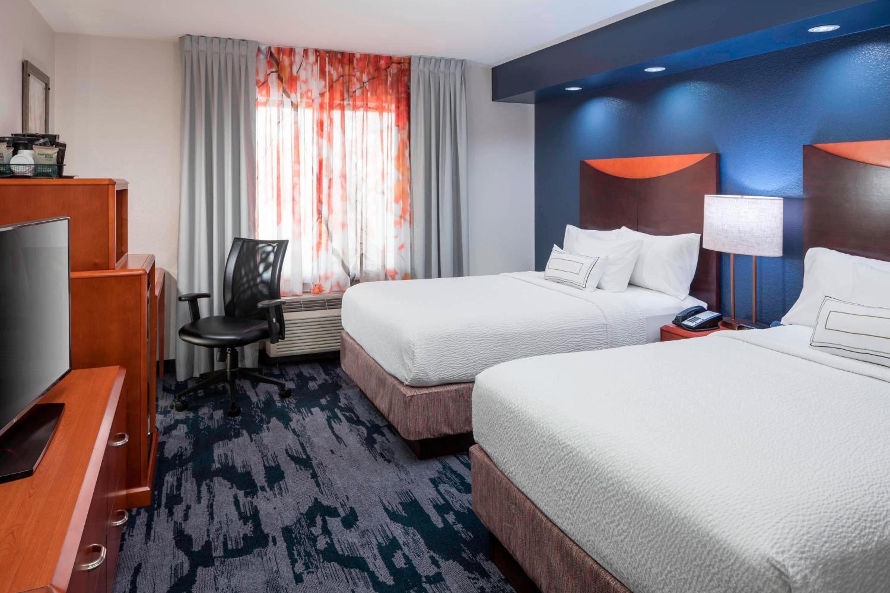 Double Room with Two Double Beds and Roll-In Shower - Mobility Access/Hearing Accessible thumbnail 5