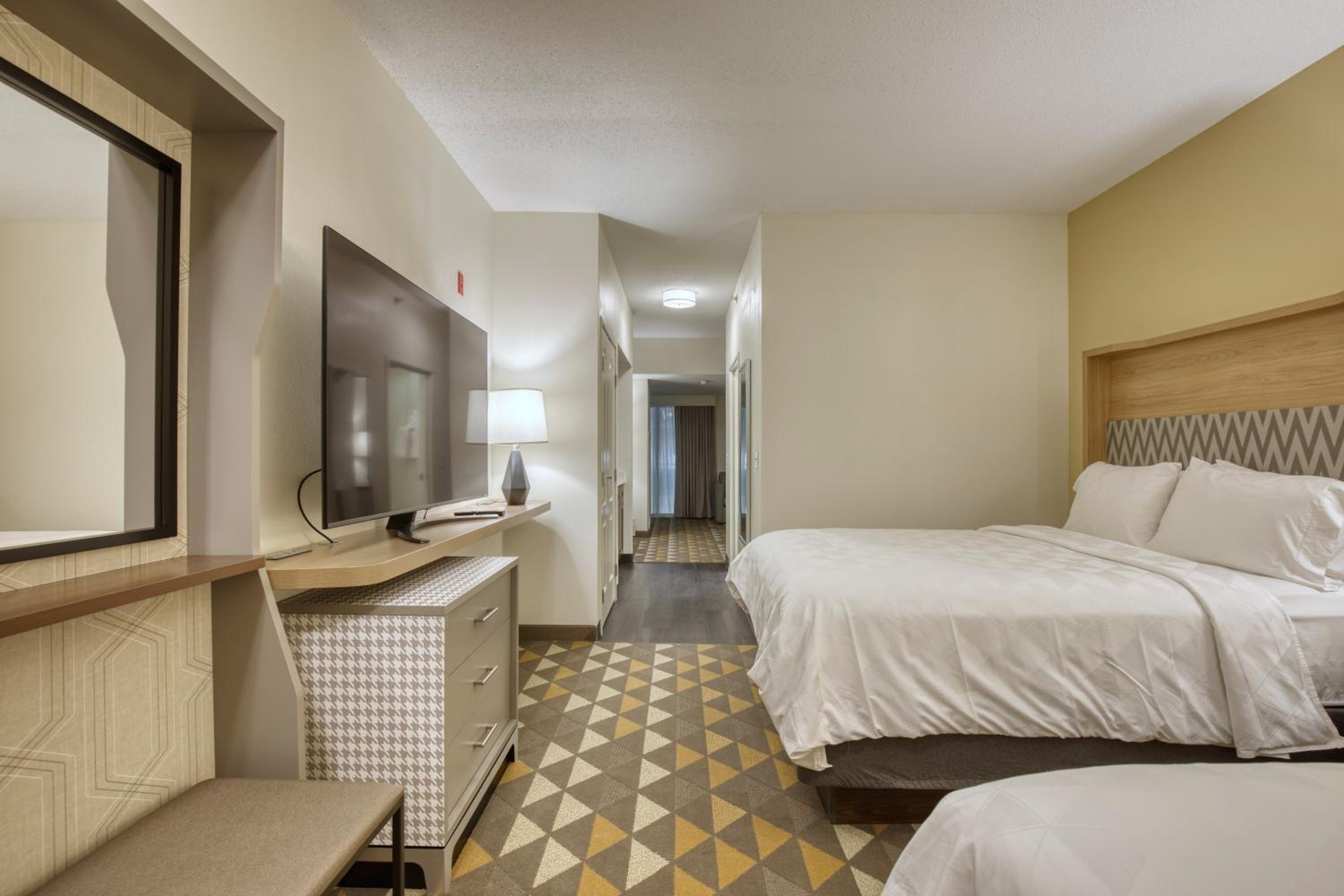 Queen Suite with Two Queen Beds - Photo 2