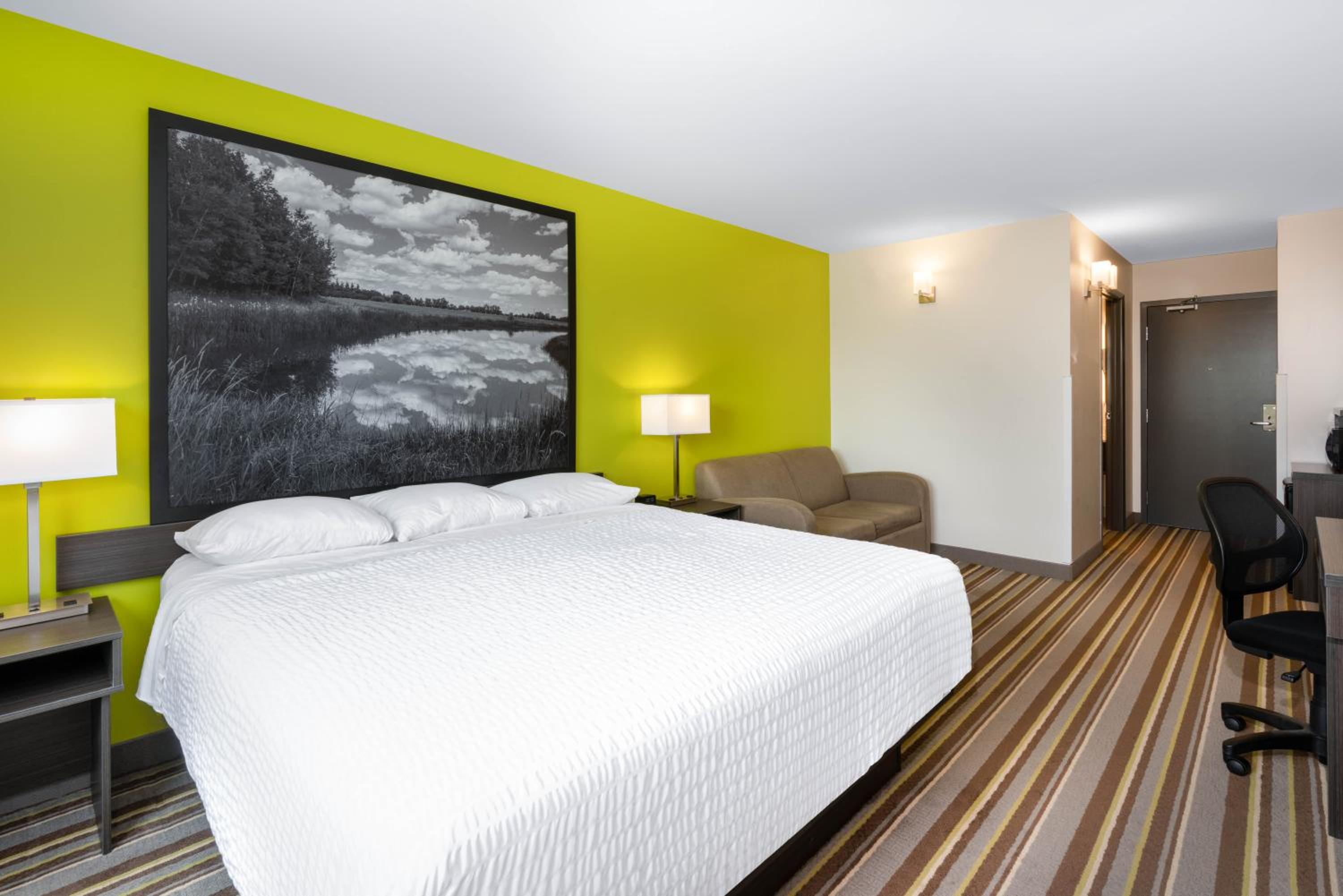 King Room with Sofa Bed - Non-Smoking - Photo 4