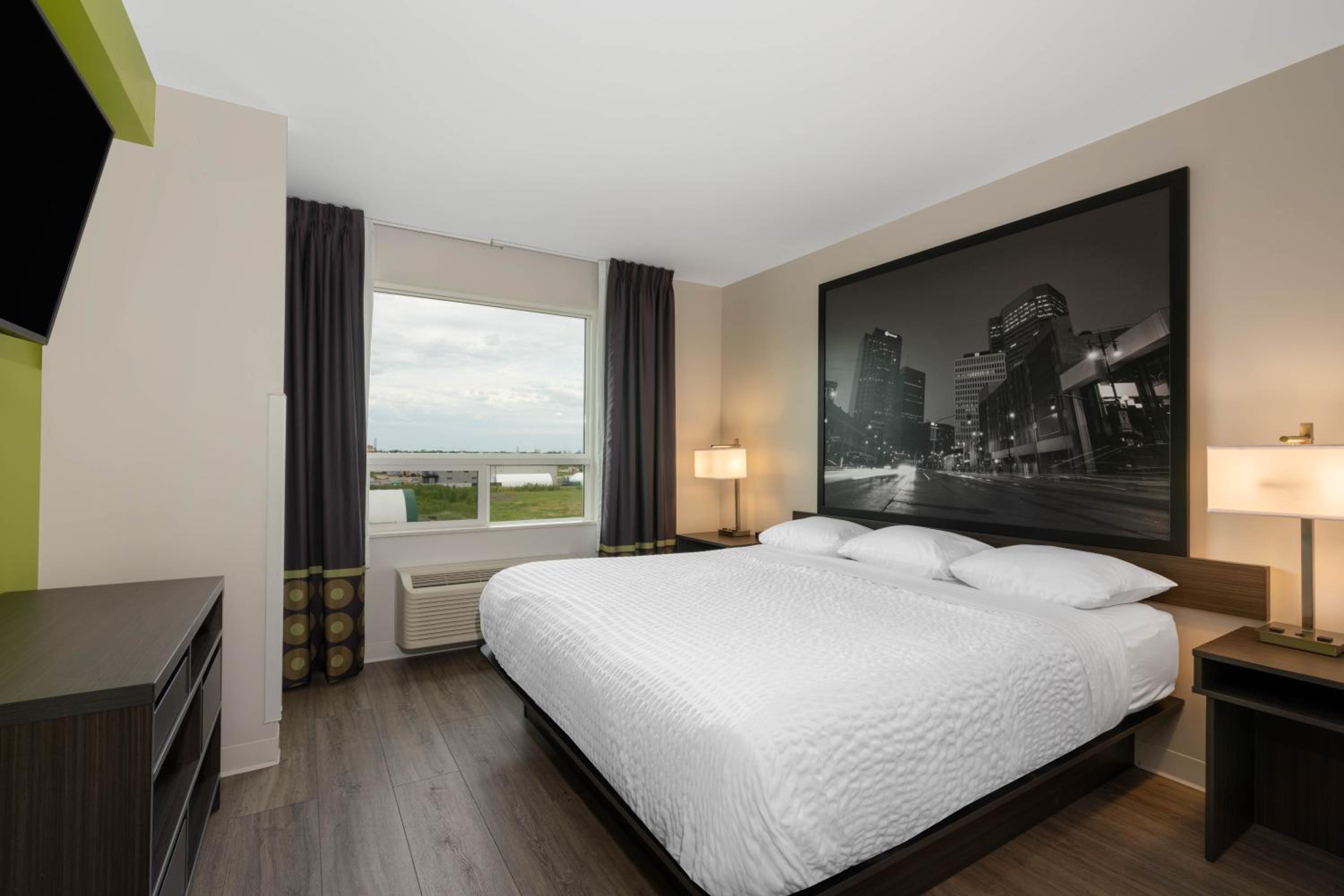 1 King Bed, One Bedroom, Efficiency Room, Non-Smoking - Photo 2