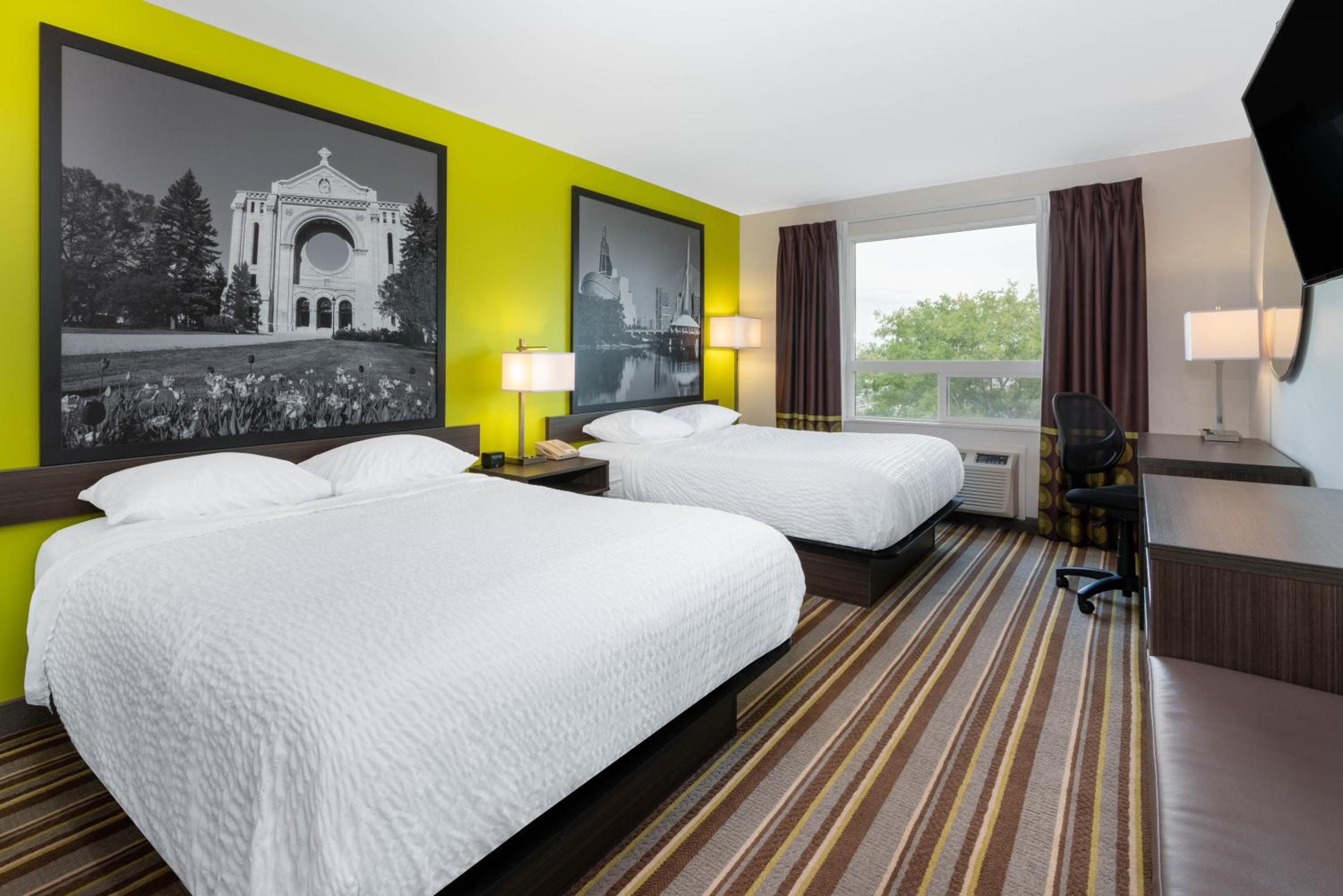 Queen Room with Two Queen Beds - Non-Smoking - Photo 8