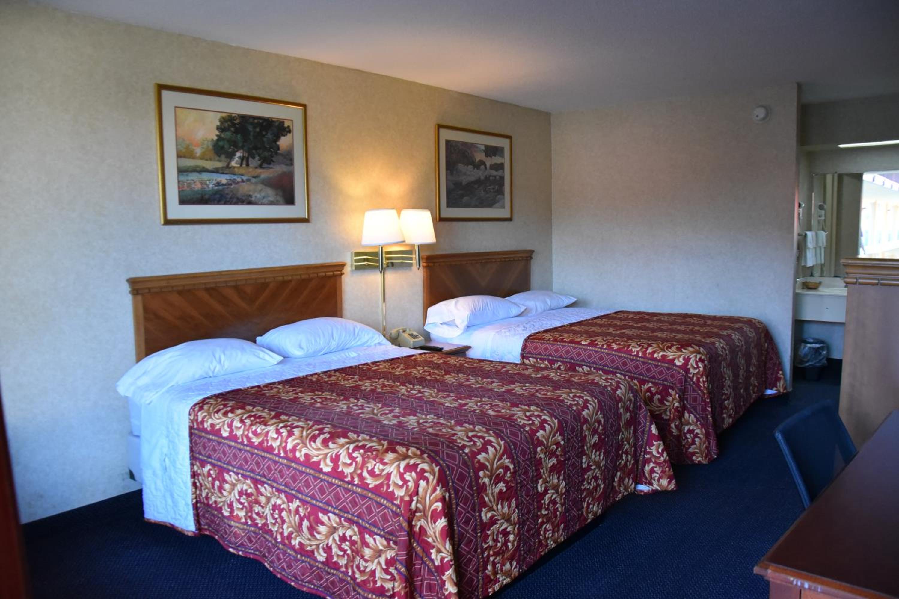 Queen Room with Two Queen Beds - Non-Smoking - Photo 3