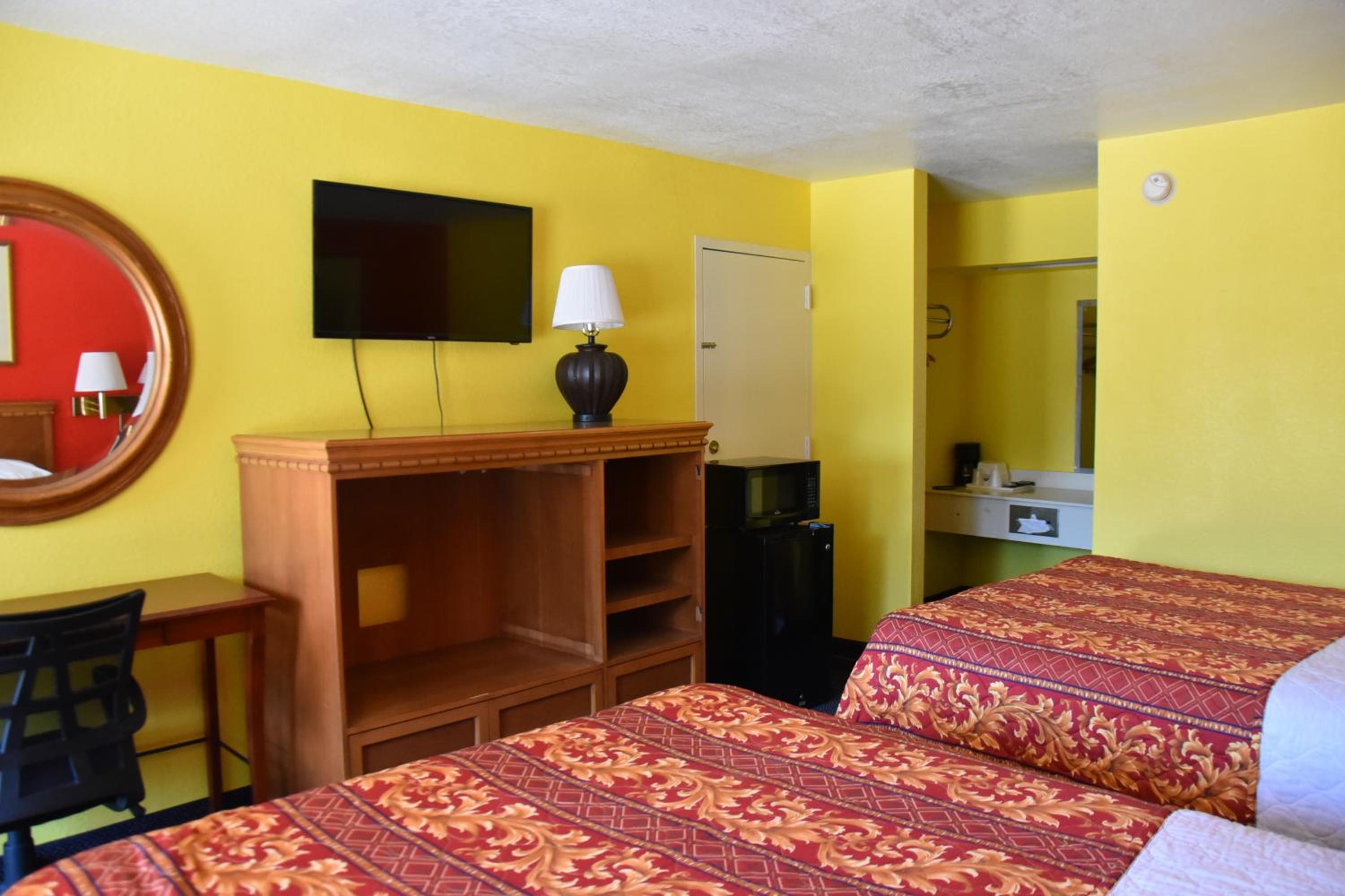 Queen Room with Two Queen Beds - Non-Smoking - Photo 6