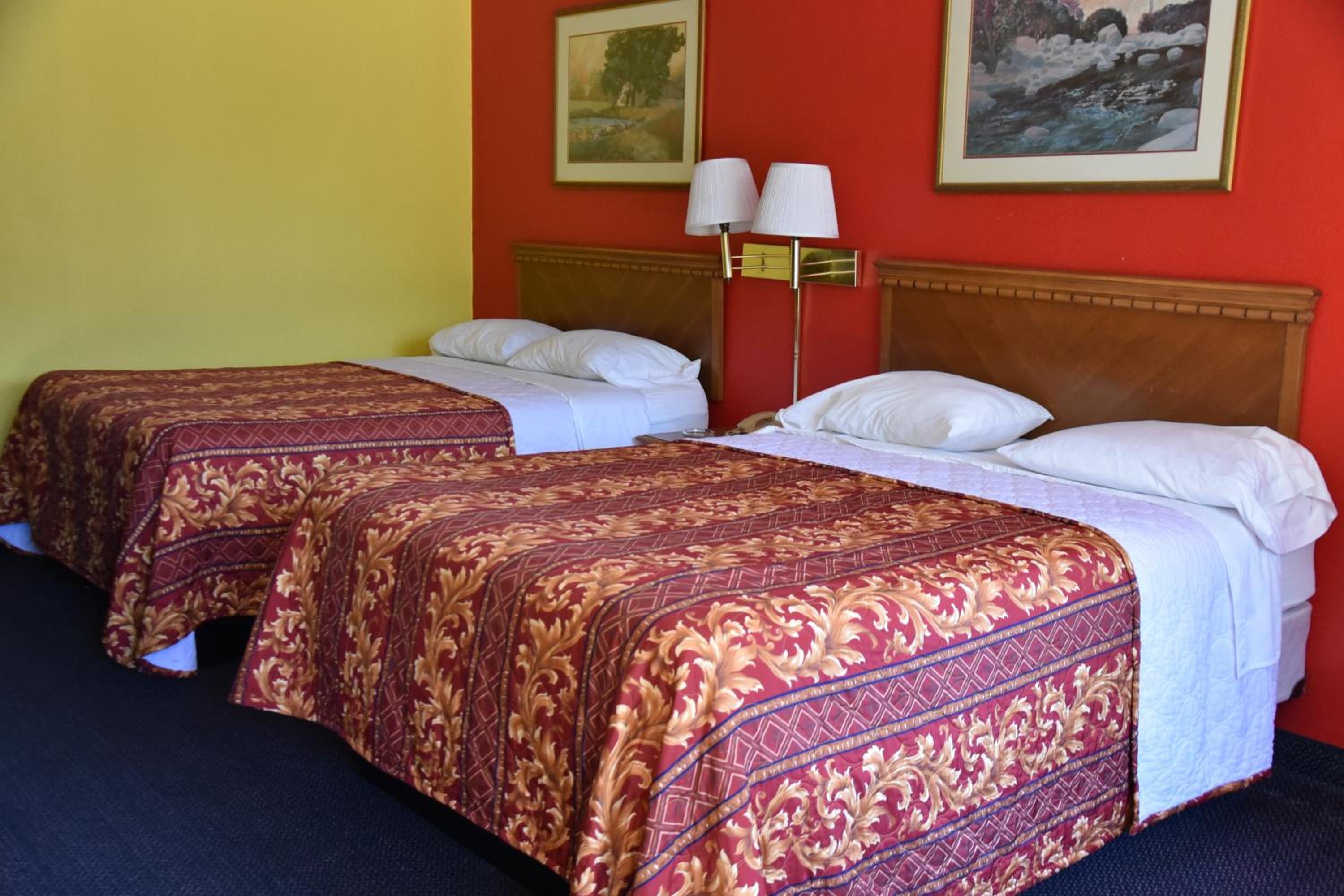 Queen Room with Two Queen Beds - Non-Smoking - Photo 1