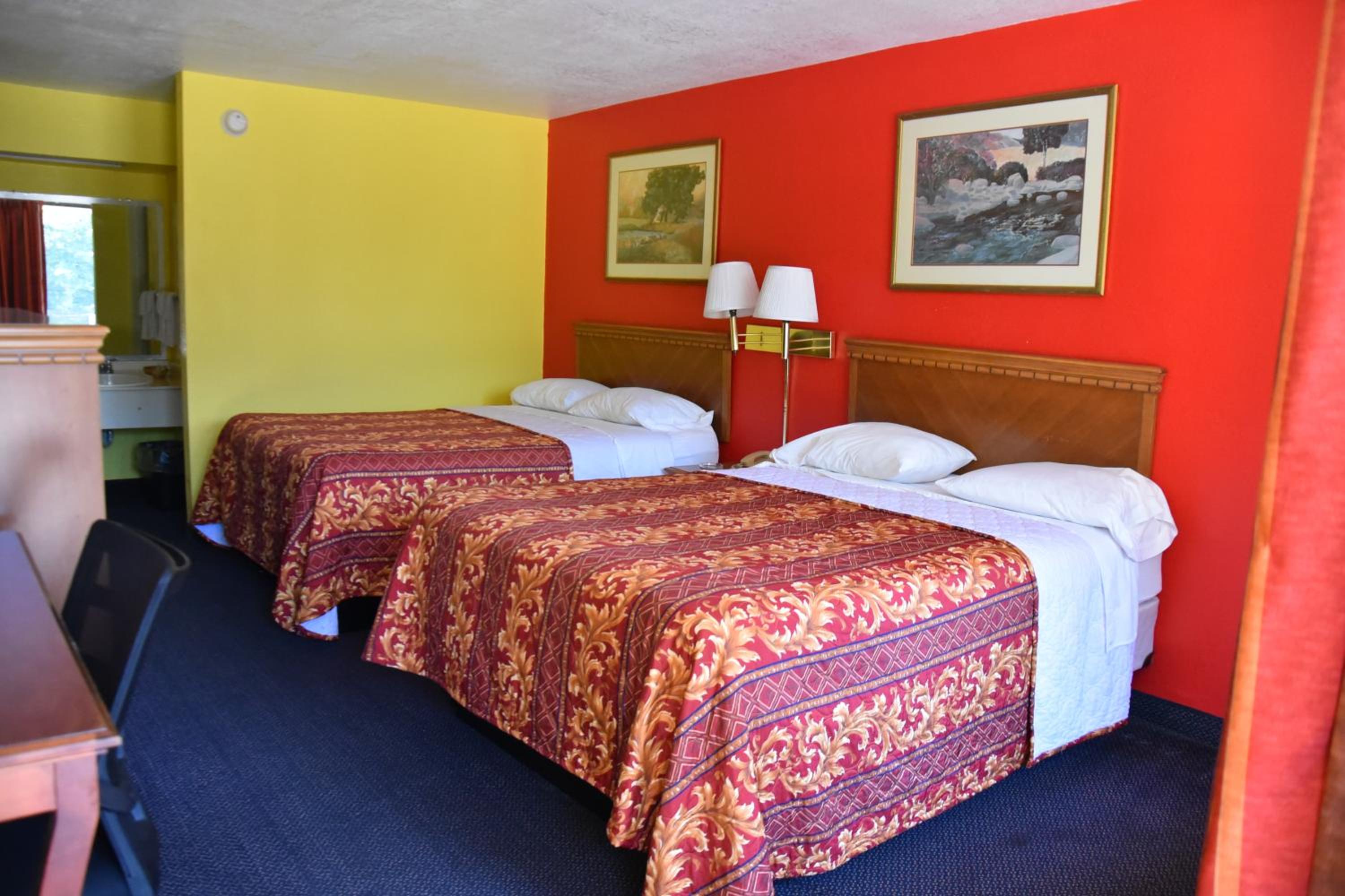 Queen Room with Two Queen Beds - Non-Smoking - Photo 4