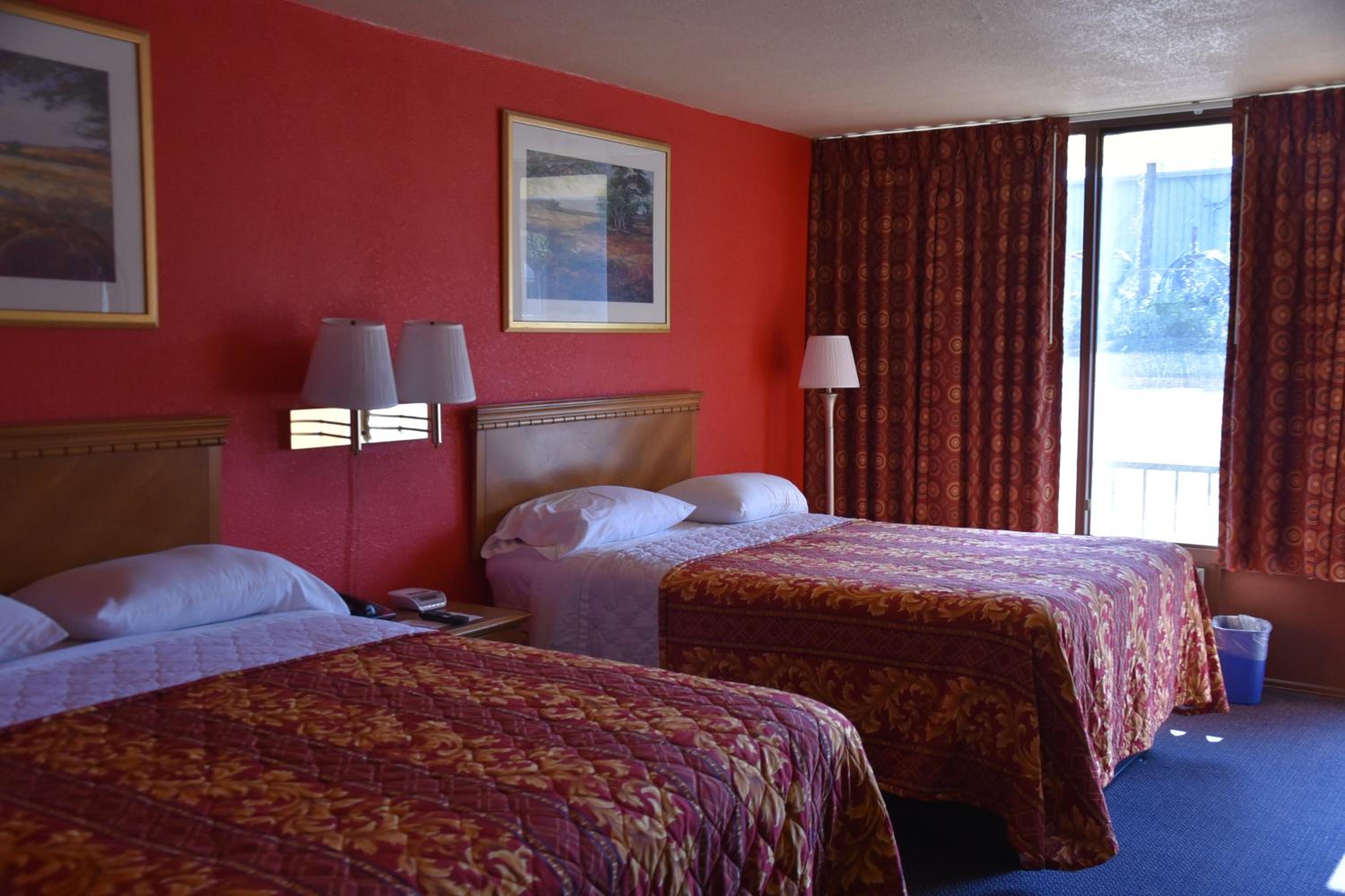 Queen Room with Two Queen Beds - Non-Smoking - Photo 5