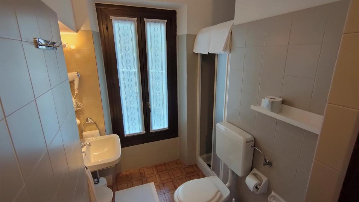 Double or Twin Room with Private Bathroom - Photo 2