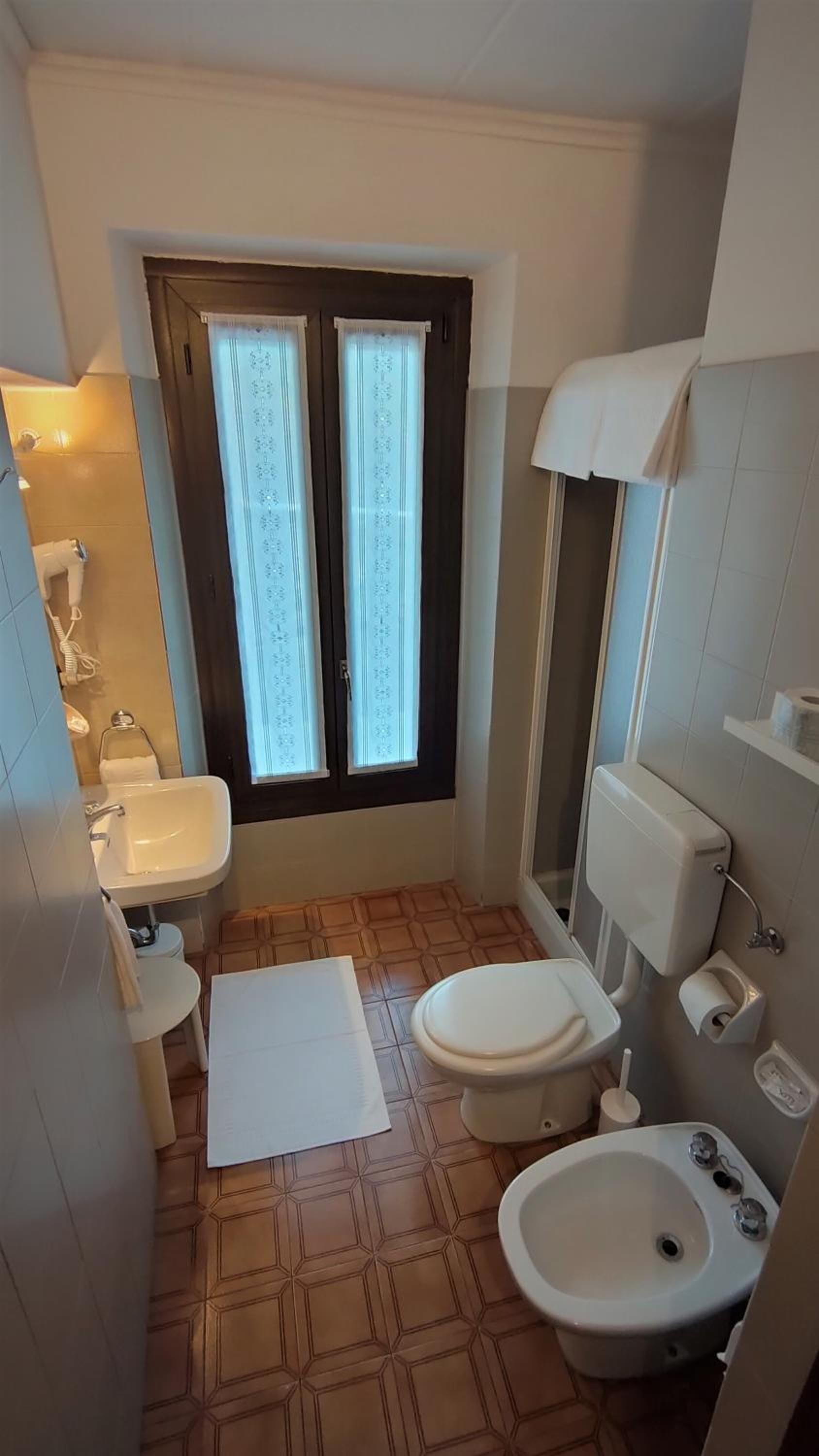 Double or Twin Room with Private Bathroom - Photo 1