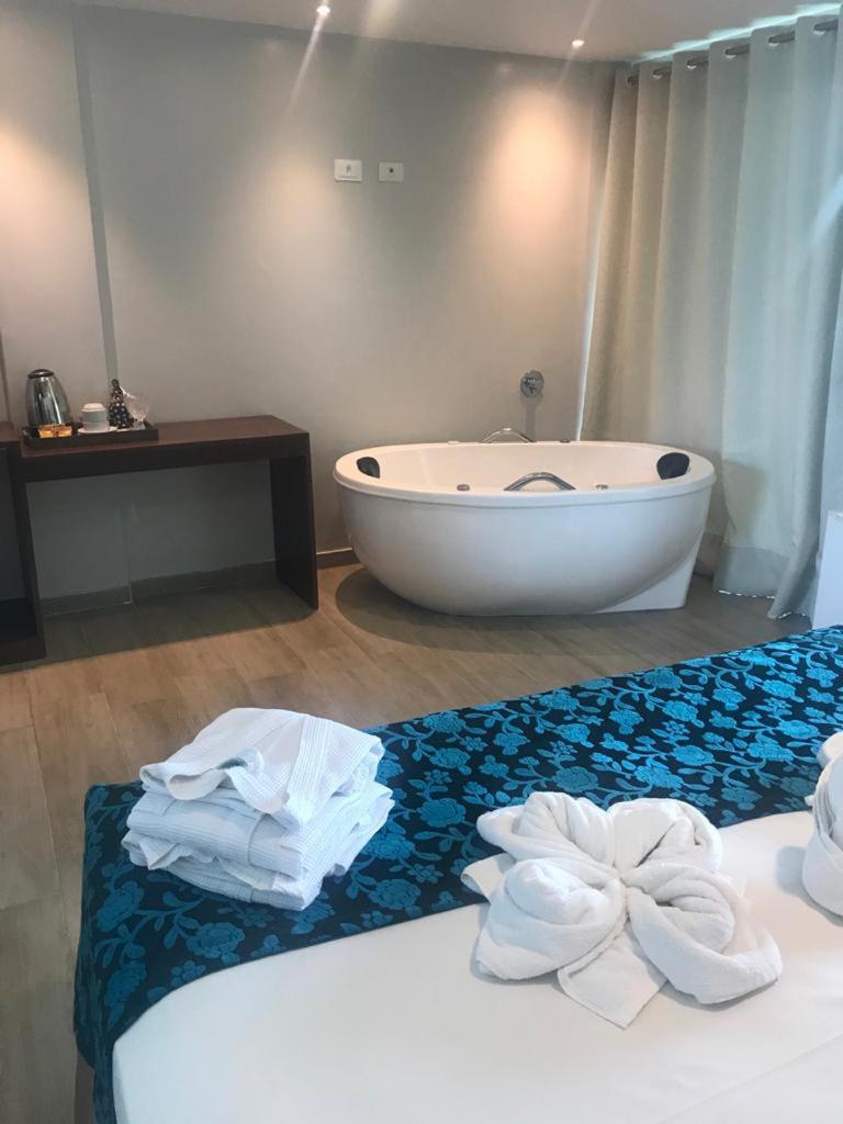 Deluxe Double Room with Spa Bath and Sea View photo 2
