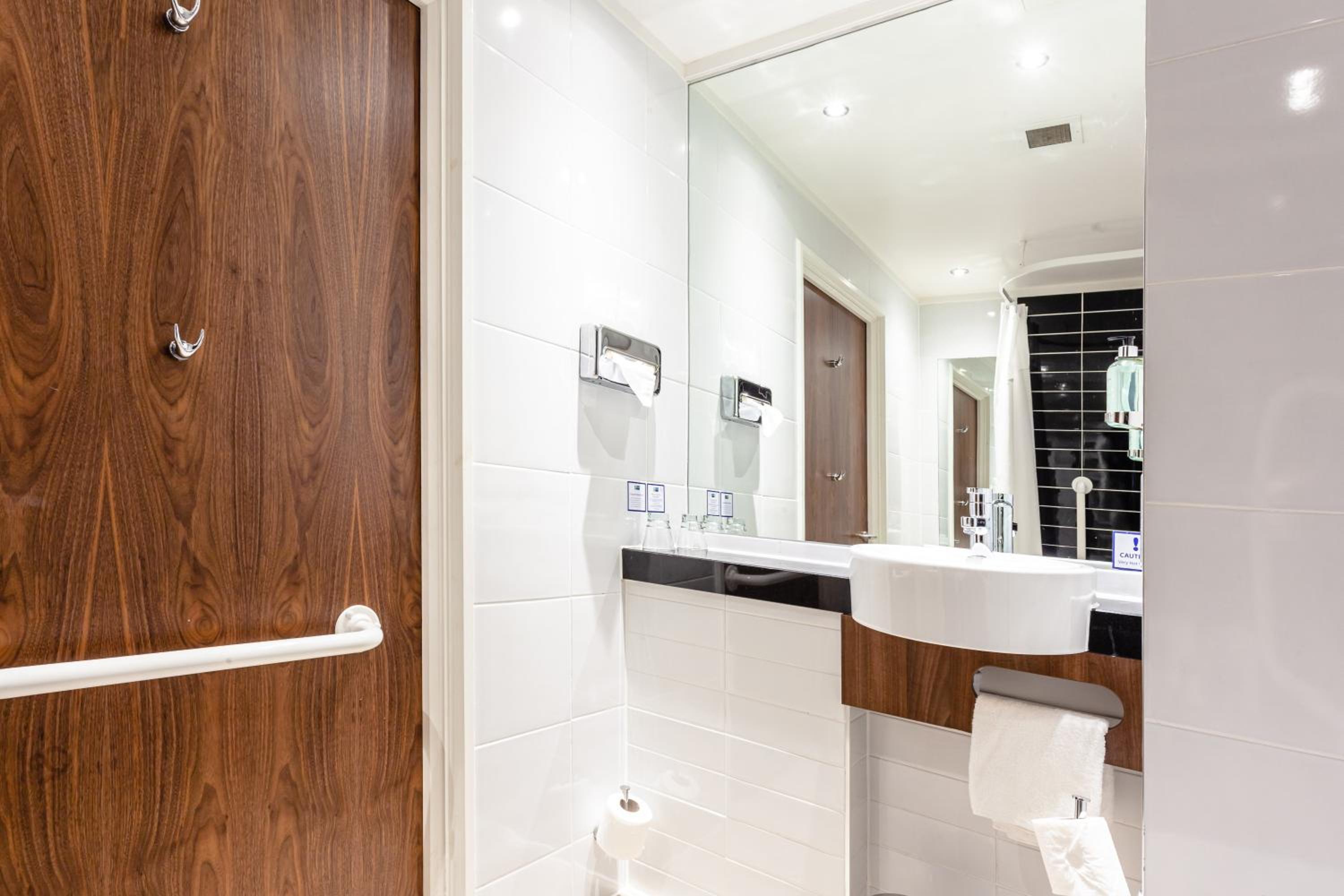Standard Double Room with Free Hot Breakfast - Accessible - Photo 6