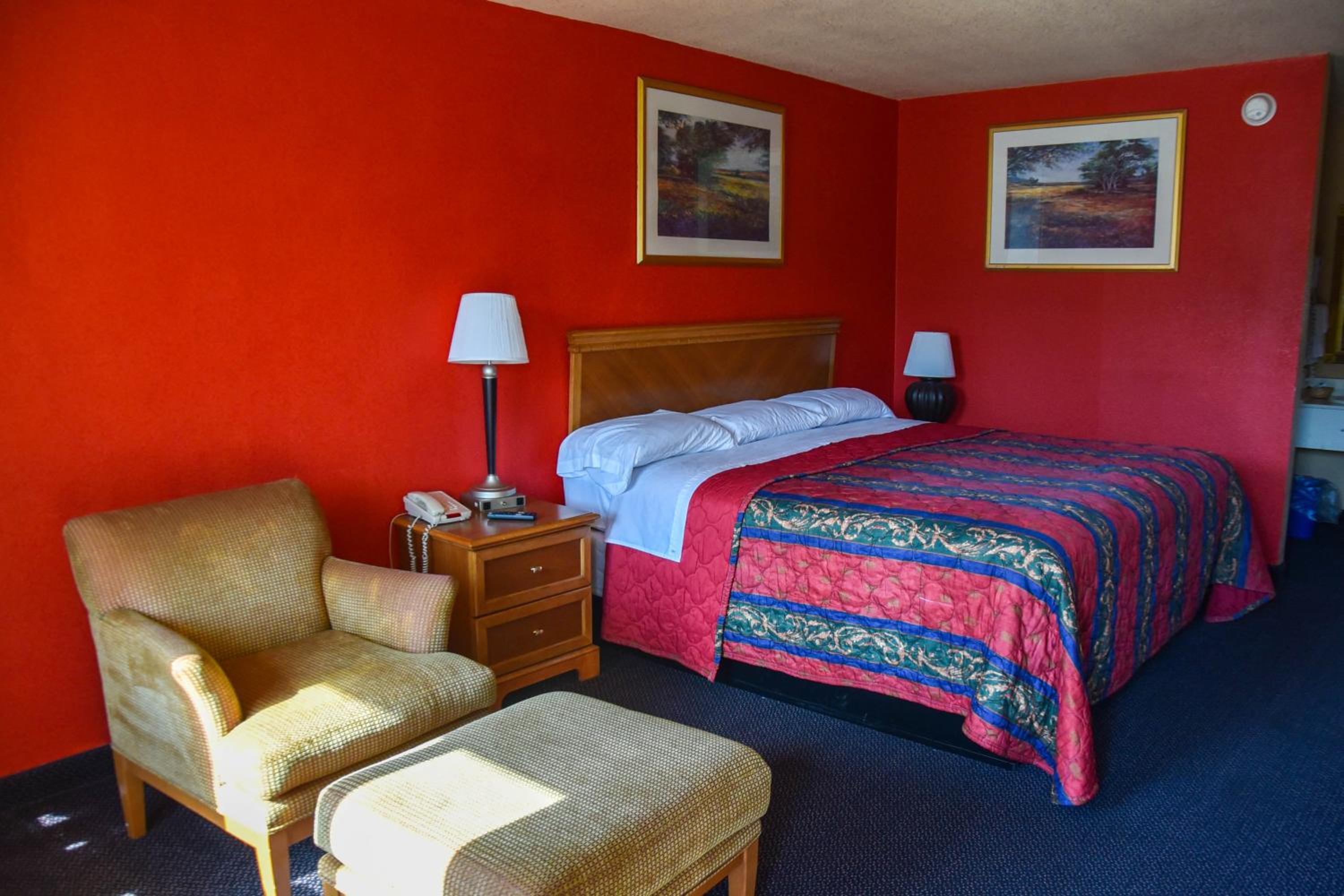 King Room - Non-Smoking - Photo 7