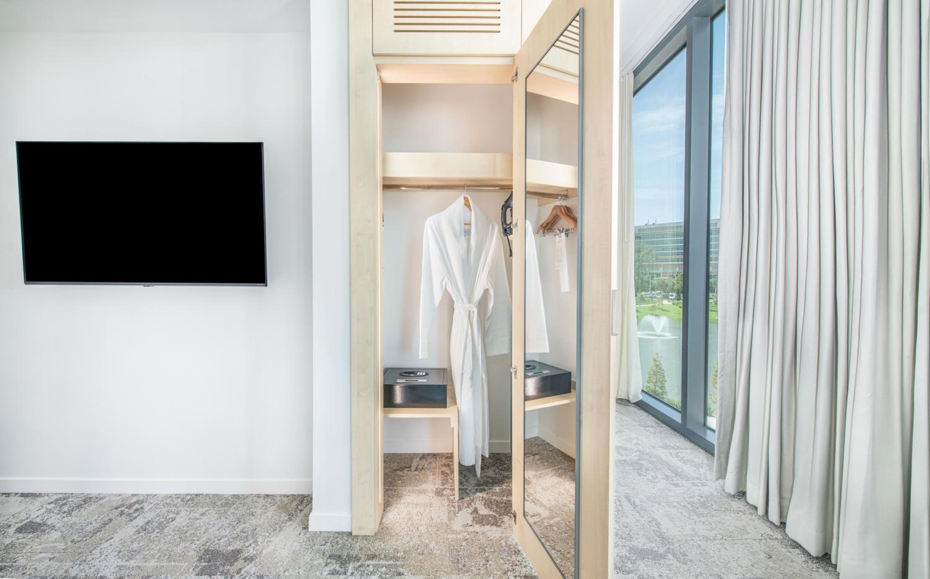 Deluxe King Suite - Photo 2