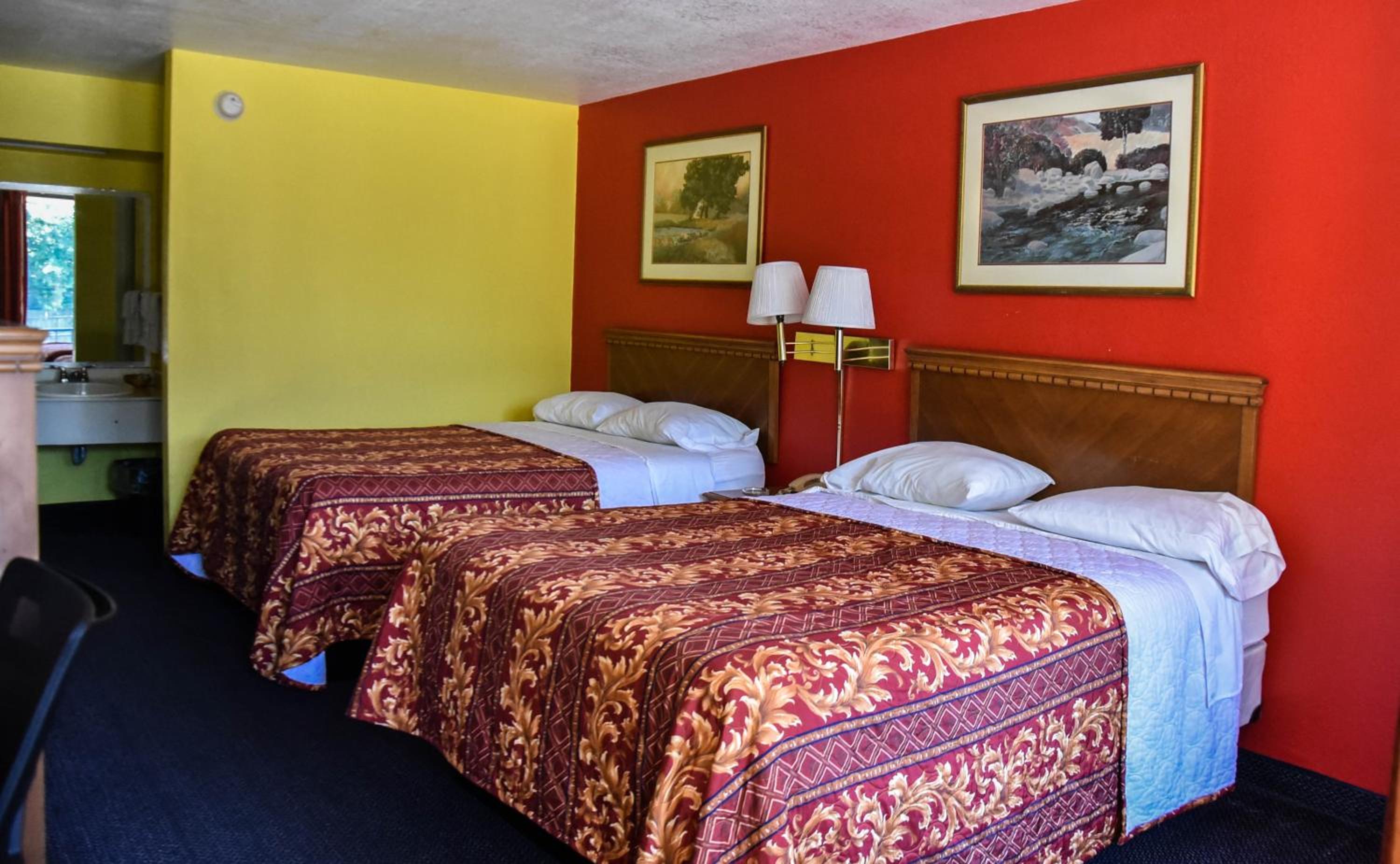 Queen Room with Two Queen Beds - Smoking - Photo 5