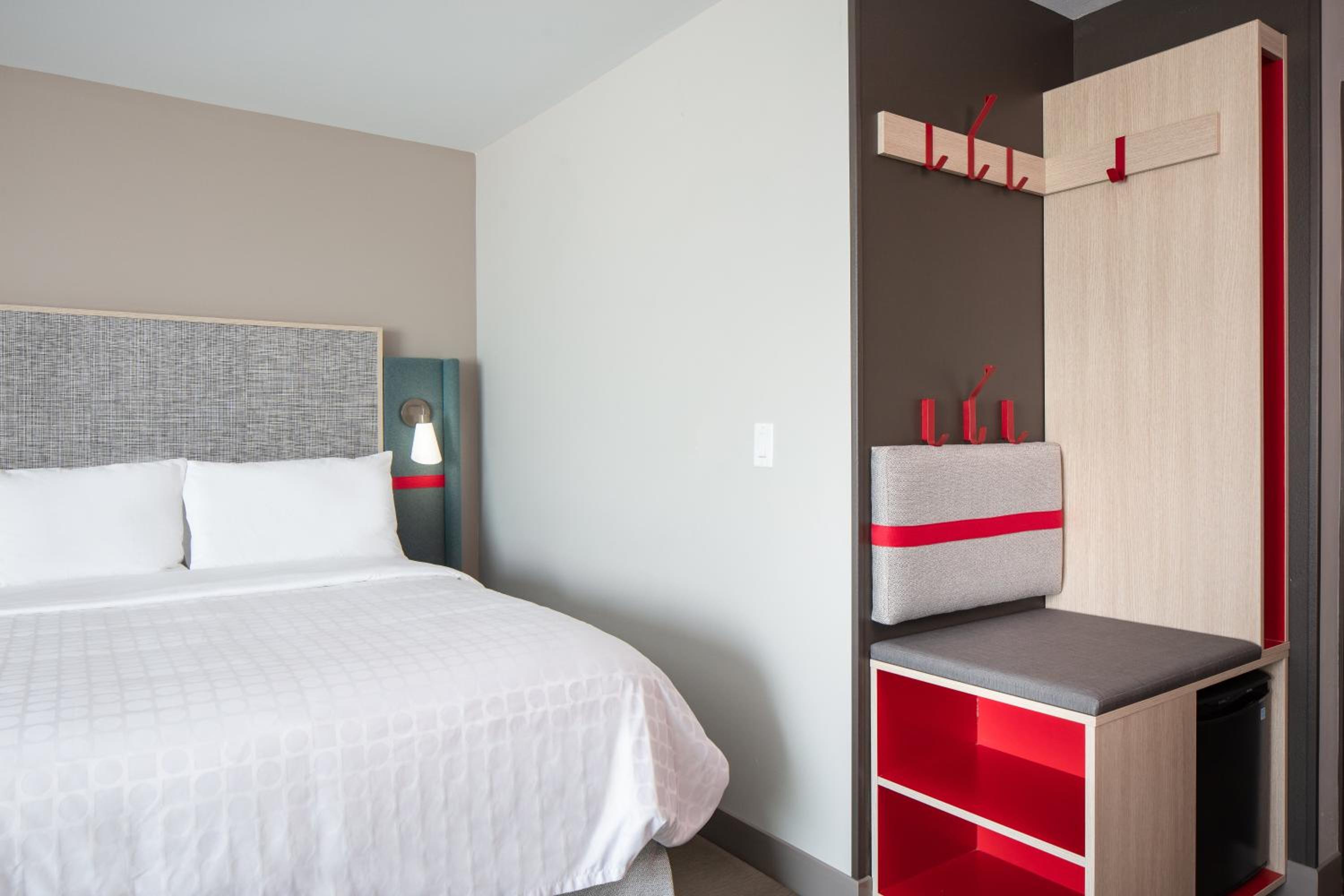 Standard Queen Room with Two Queen Beds - Photo 2