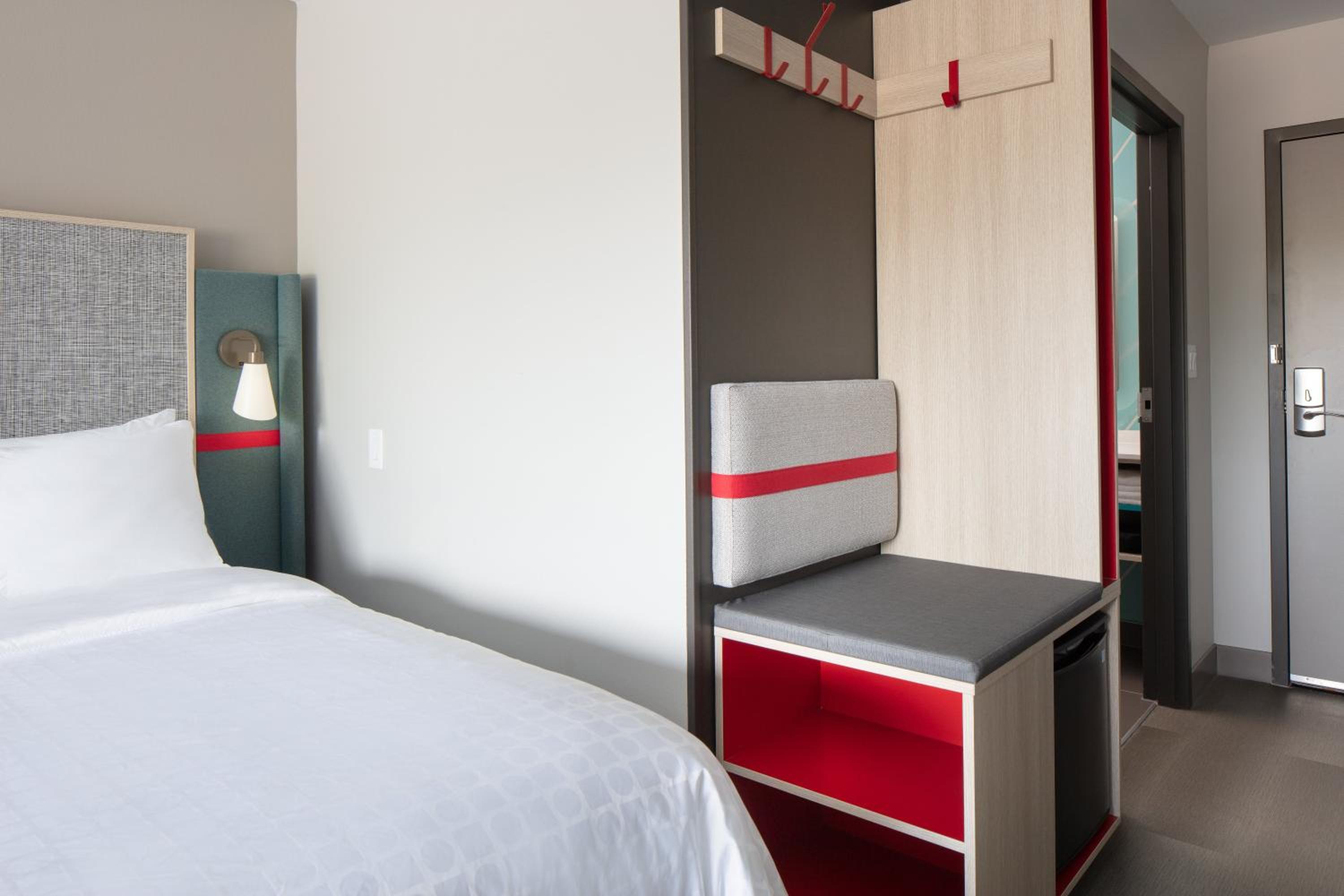 Standard Queen Room with Two Queen Beds - Photo 4