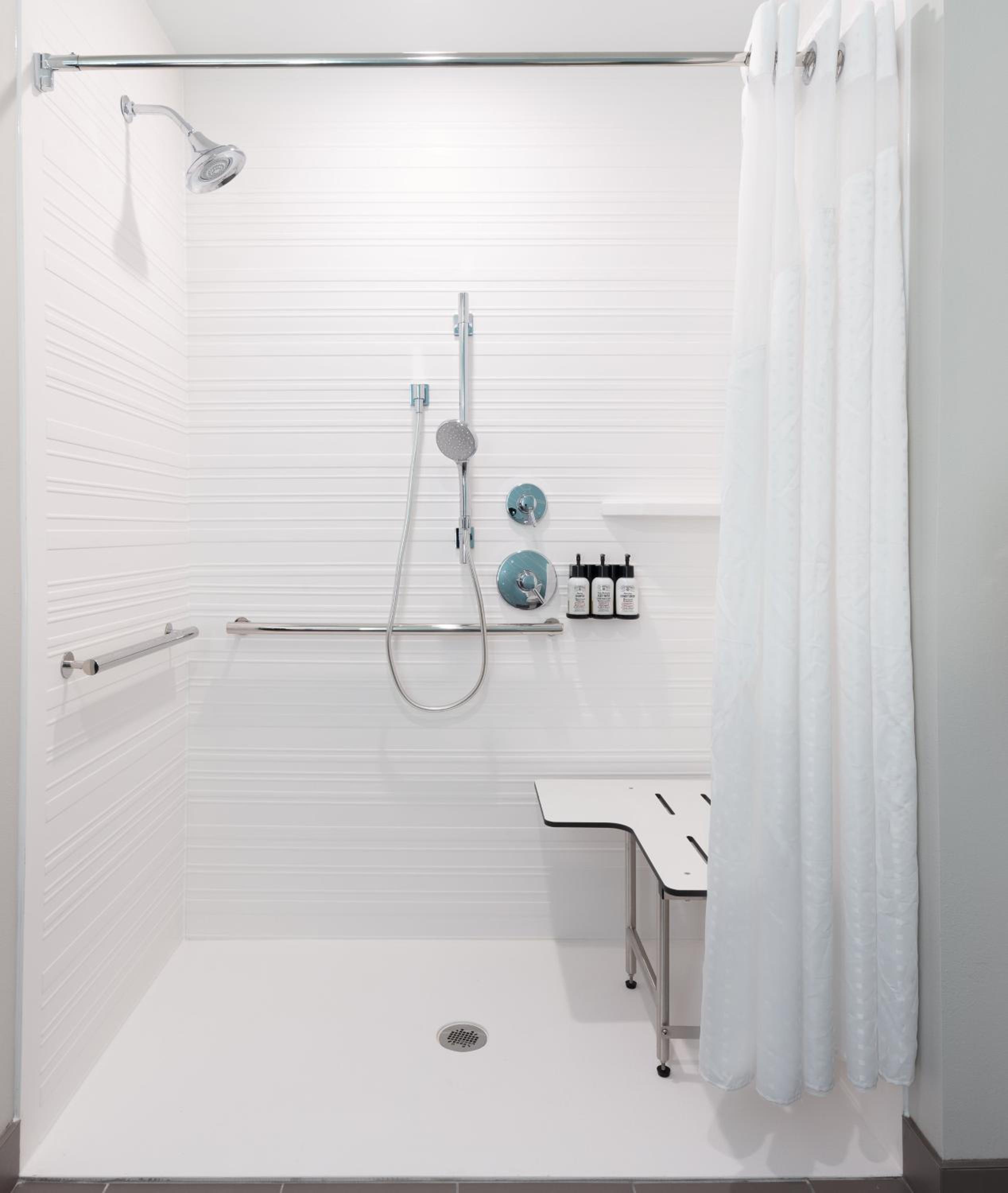 King Room with Roll-In Shower - Disability Access - Photo 6