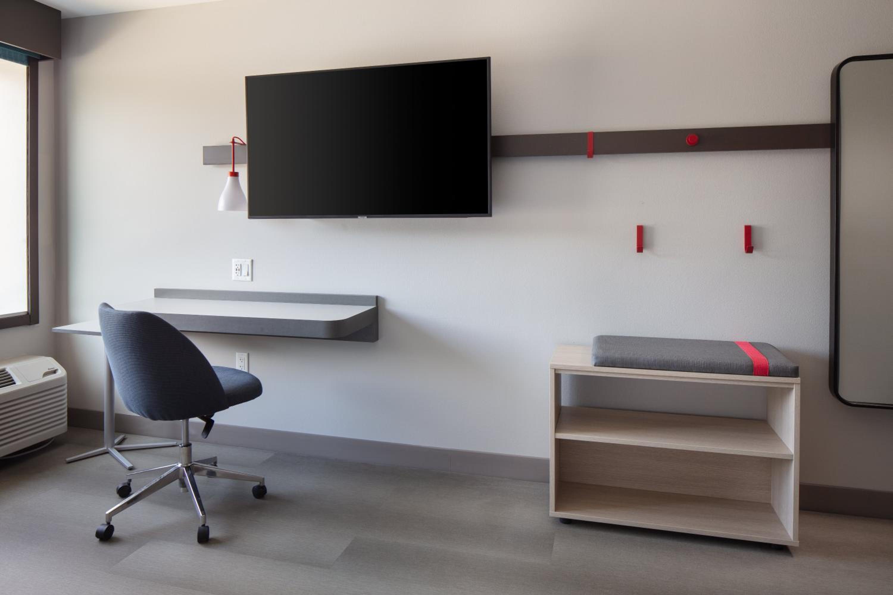 King Room - Hearing Accessible/Non-Smoking  - Photo 3