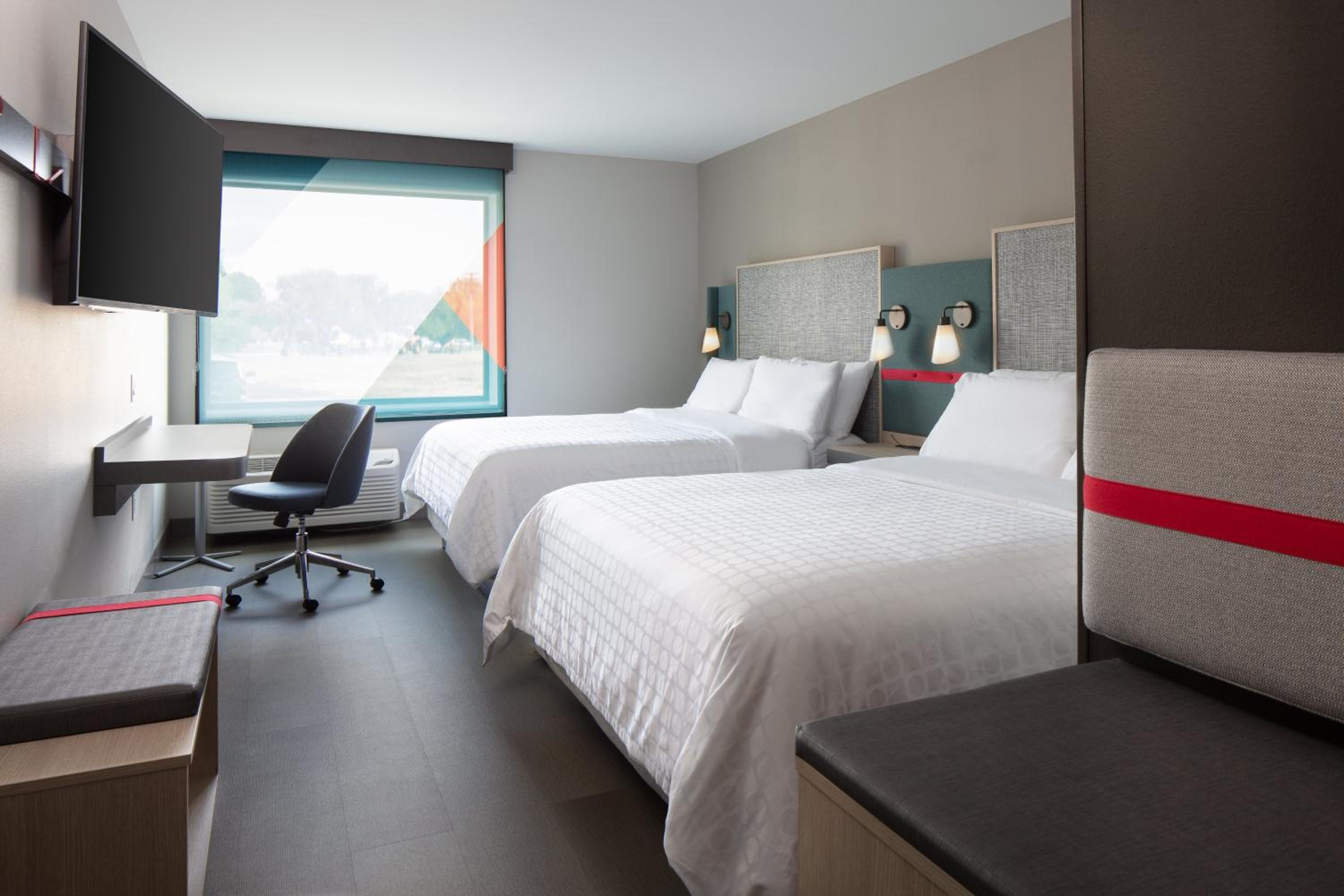 Standard Queen Room with Two Queen Beds - Photo 3