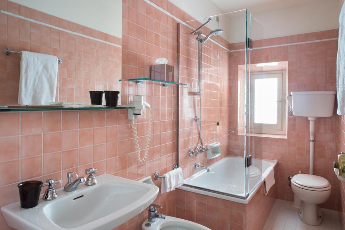Classic Double or Twin Room - Photo 6