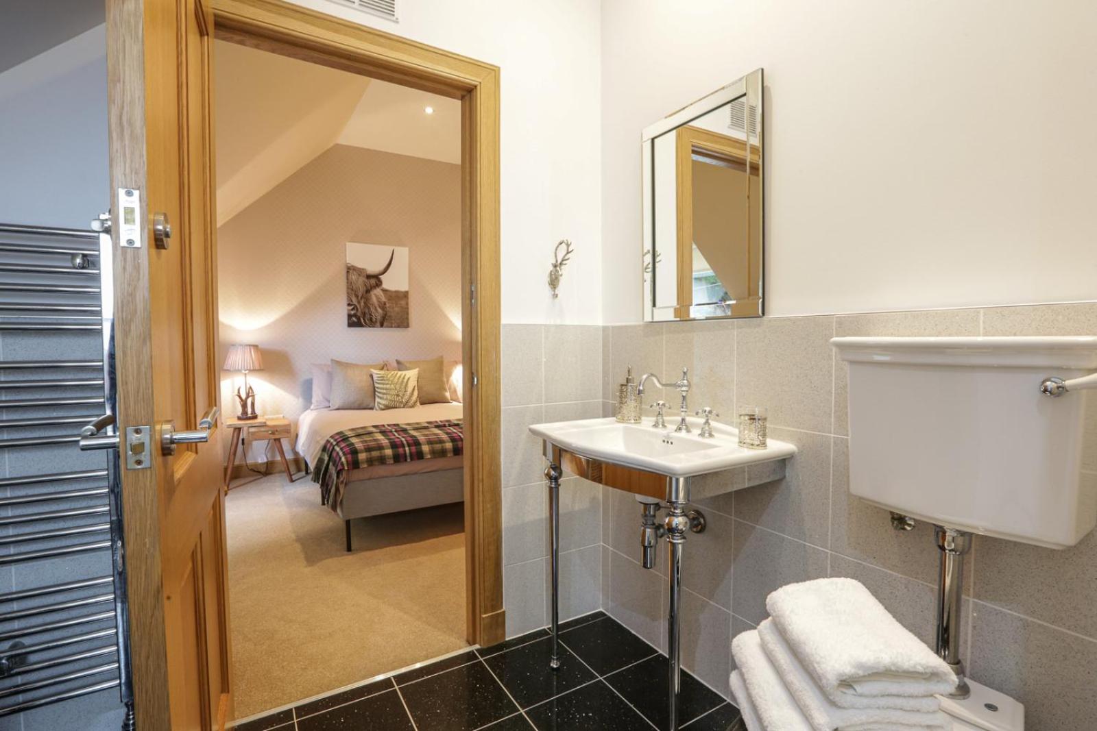 Deluxe Double Room - Photo 8
