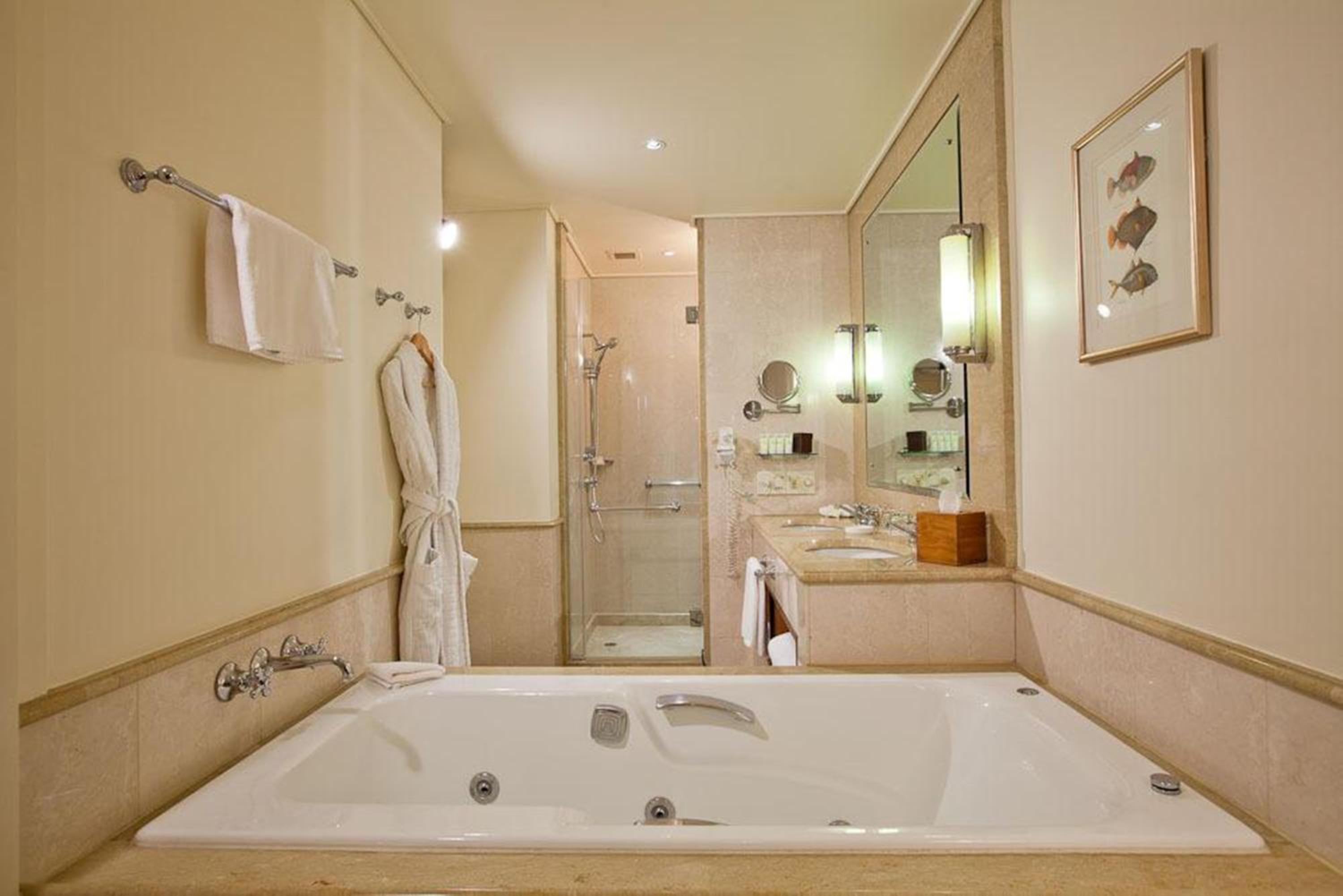 Superior King Room with Spa Bath and City View with one drink voucher - Photo 5