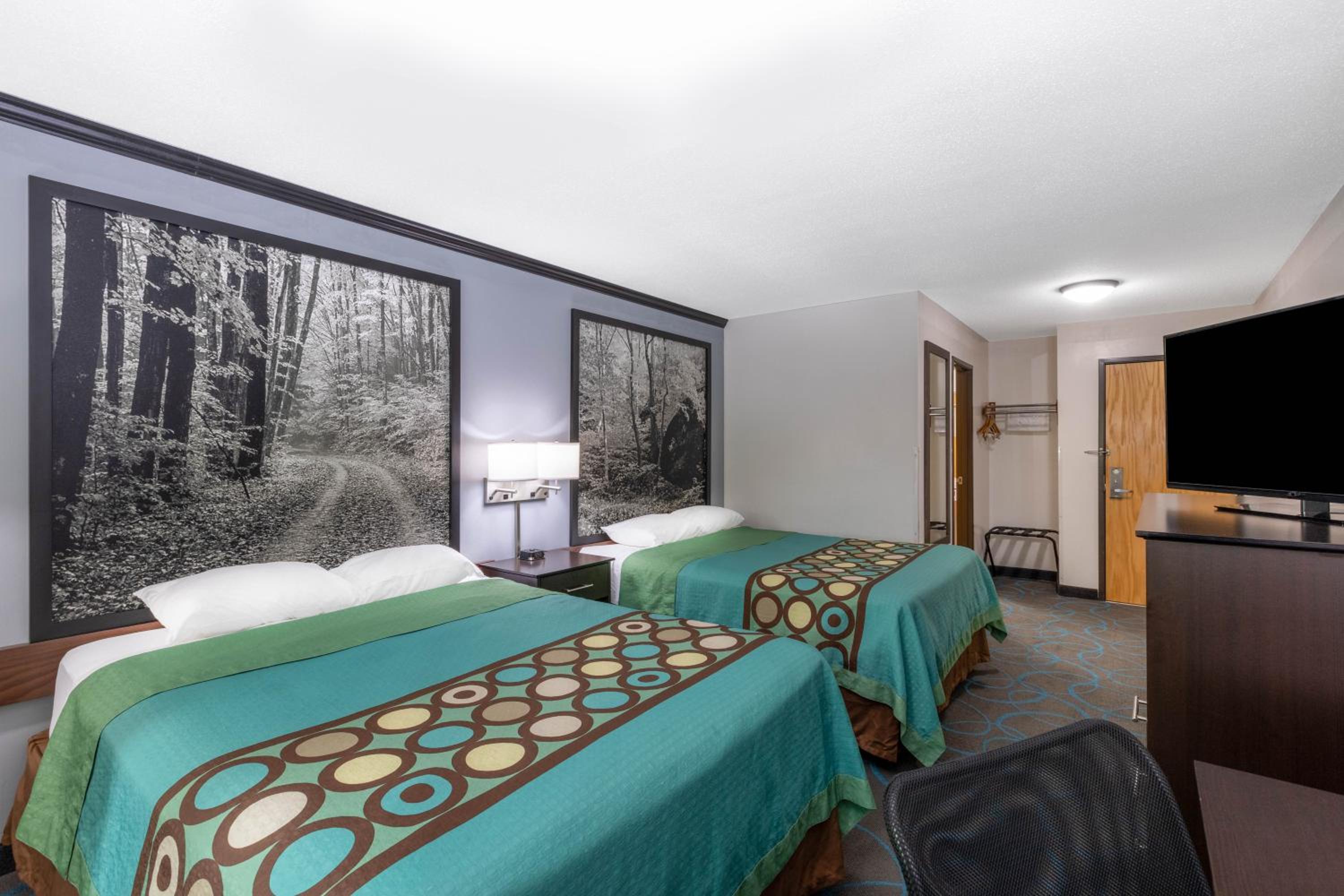 Queen Room with Two Queen Beds - Non-Smoking - No Pets In This Room - Photo 4