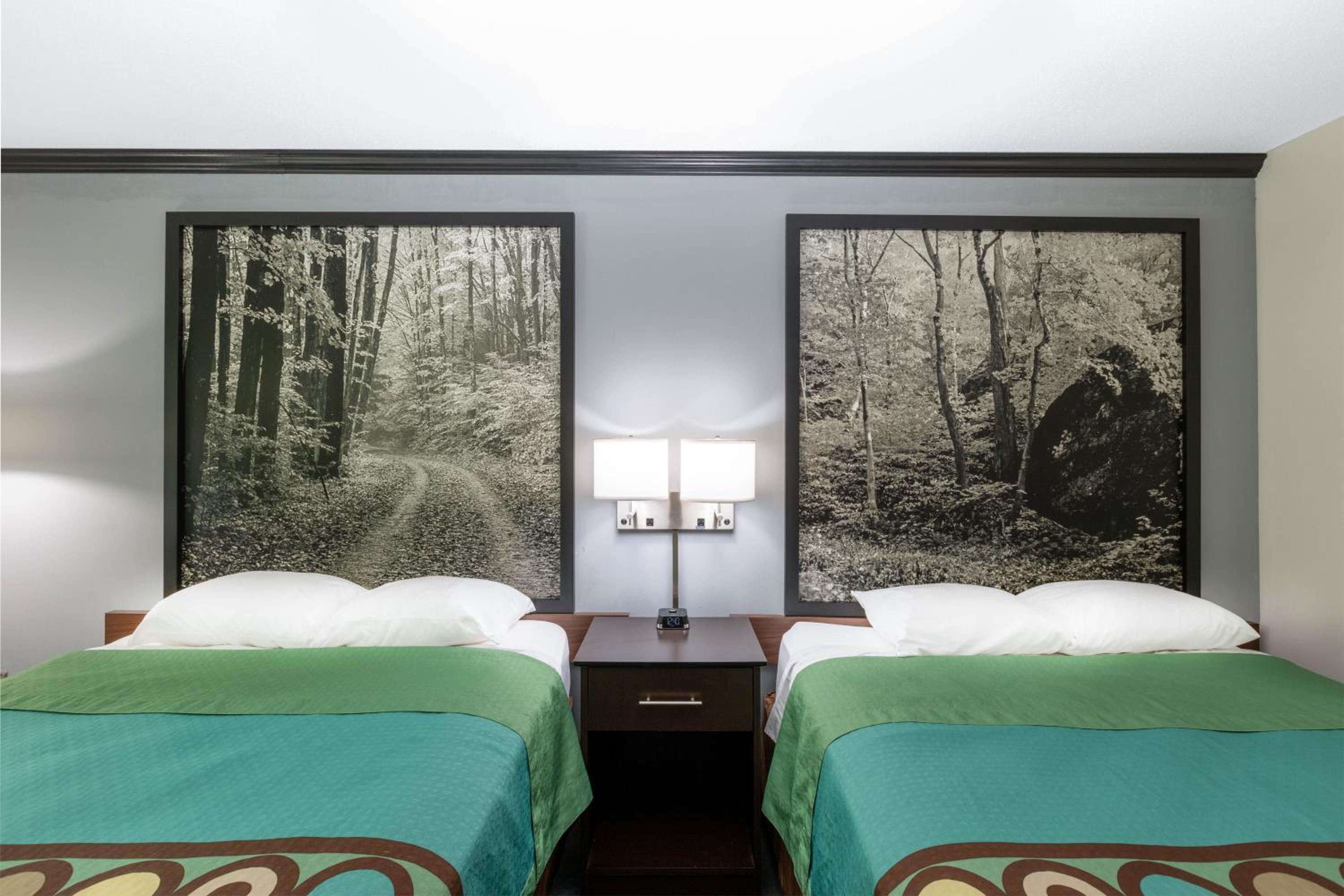 Queen Room with Two Queen Beds - Non-Smoking - No Pets In This Room - Photo 5
